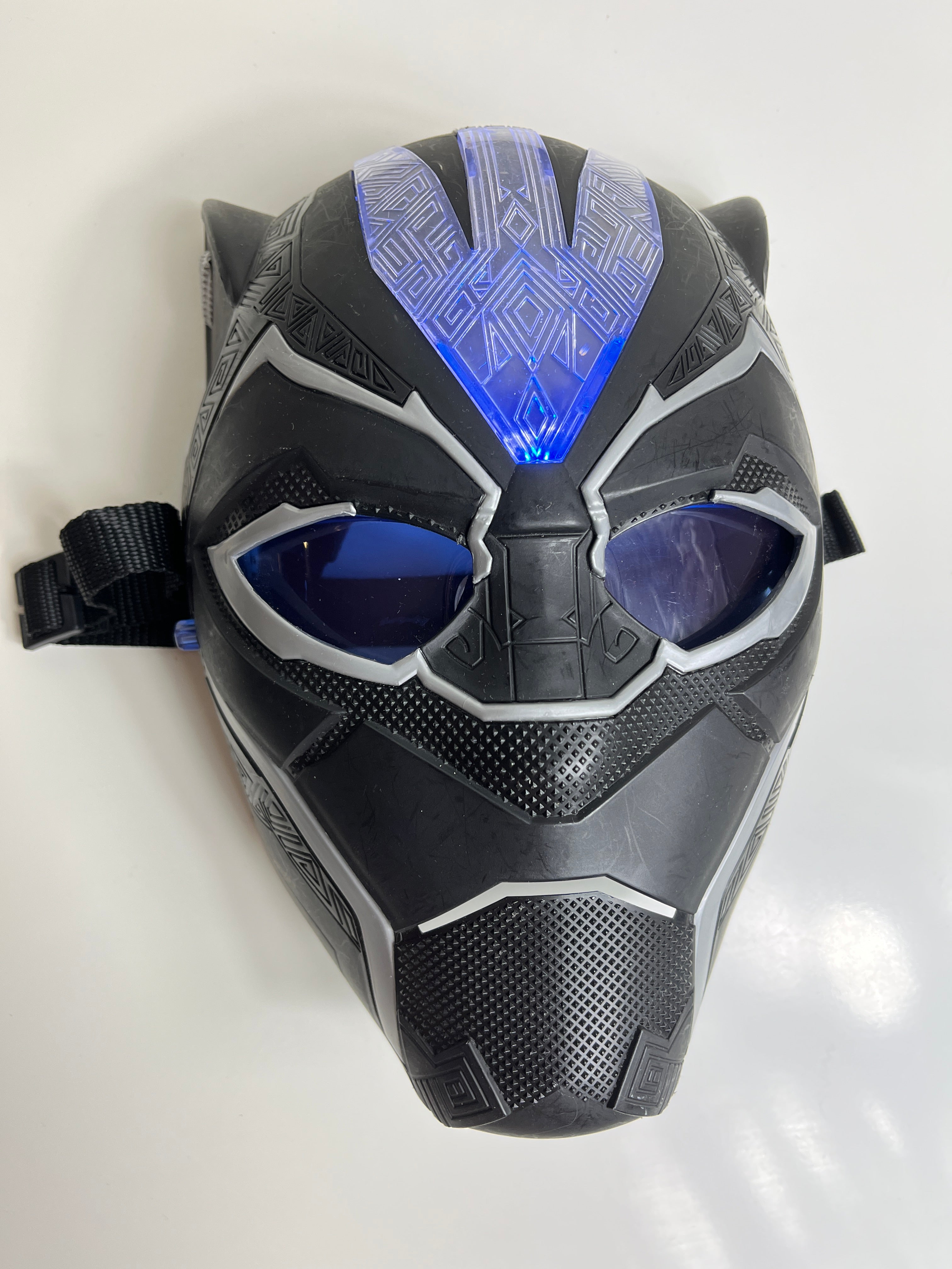„Black Panther“ šviečianti kaukė