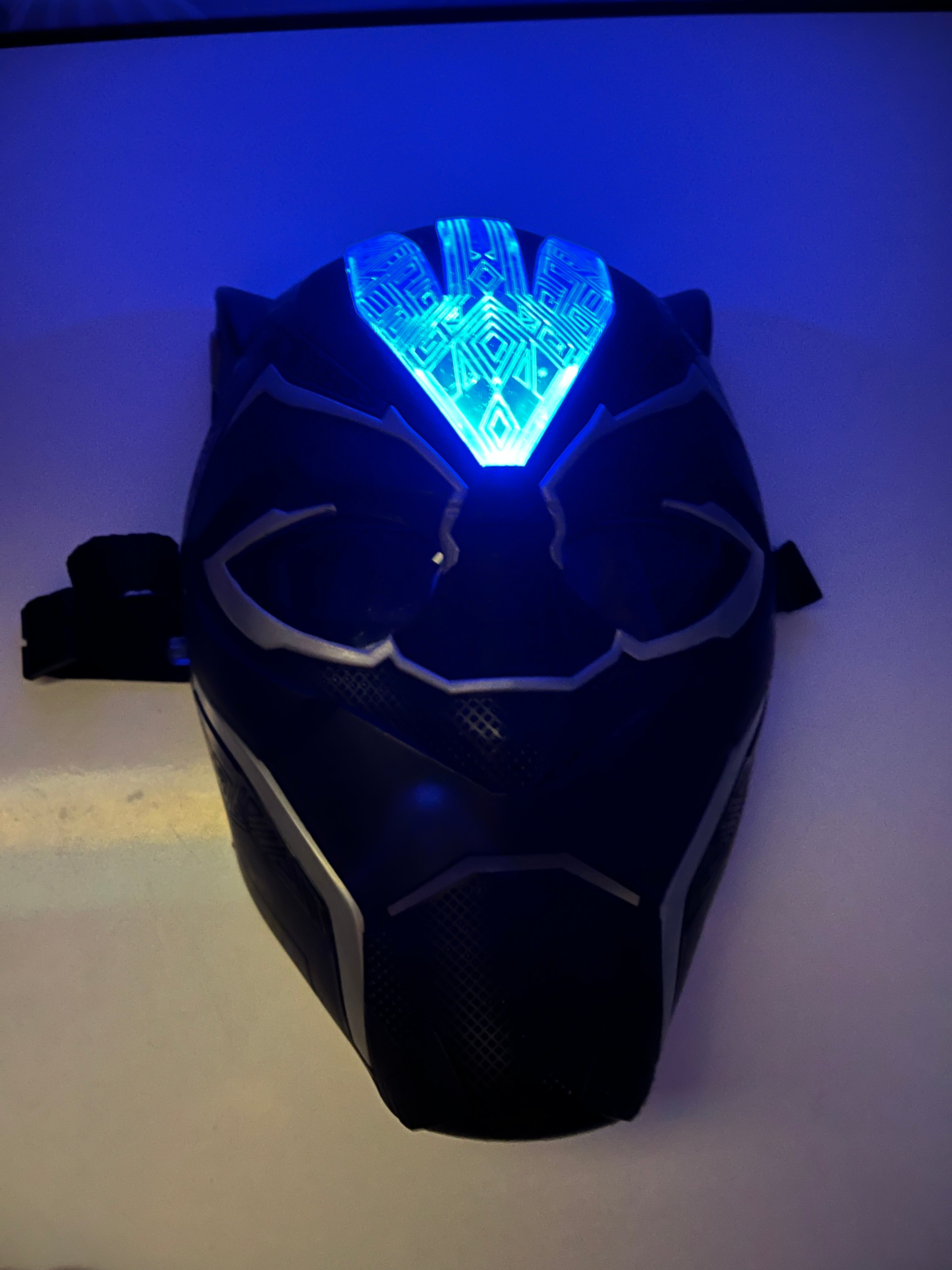„Black Panther“ šviečianti kaukė