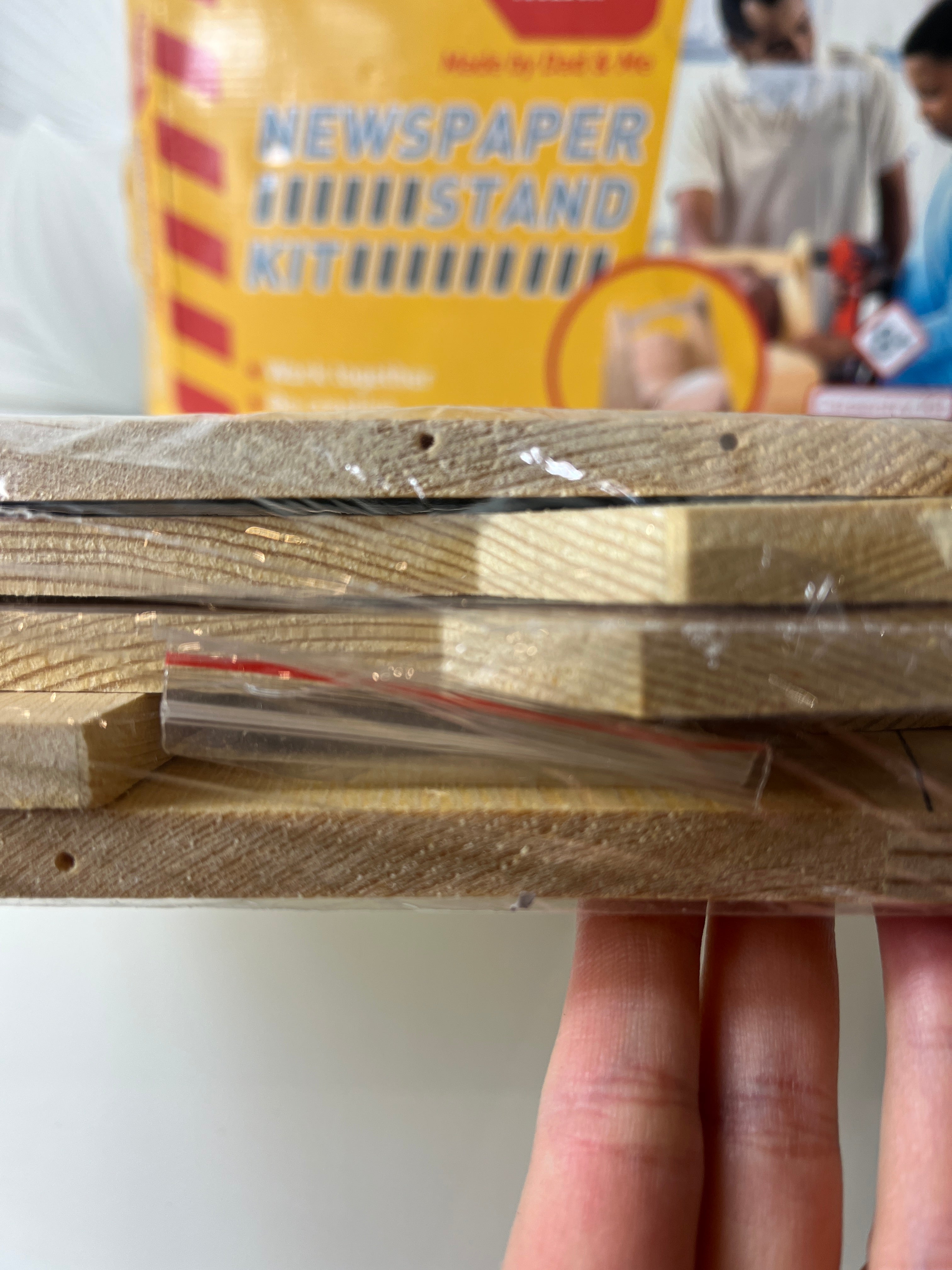 Medinio stovo žurnalams ar laikraščiams gamybos rinkinys