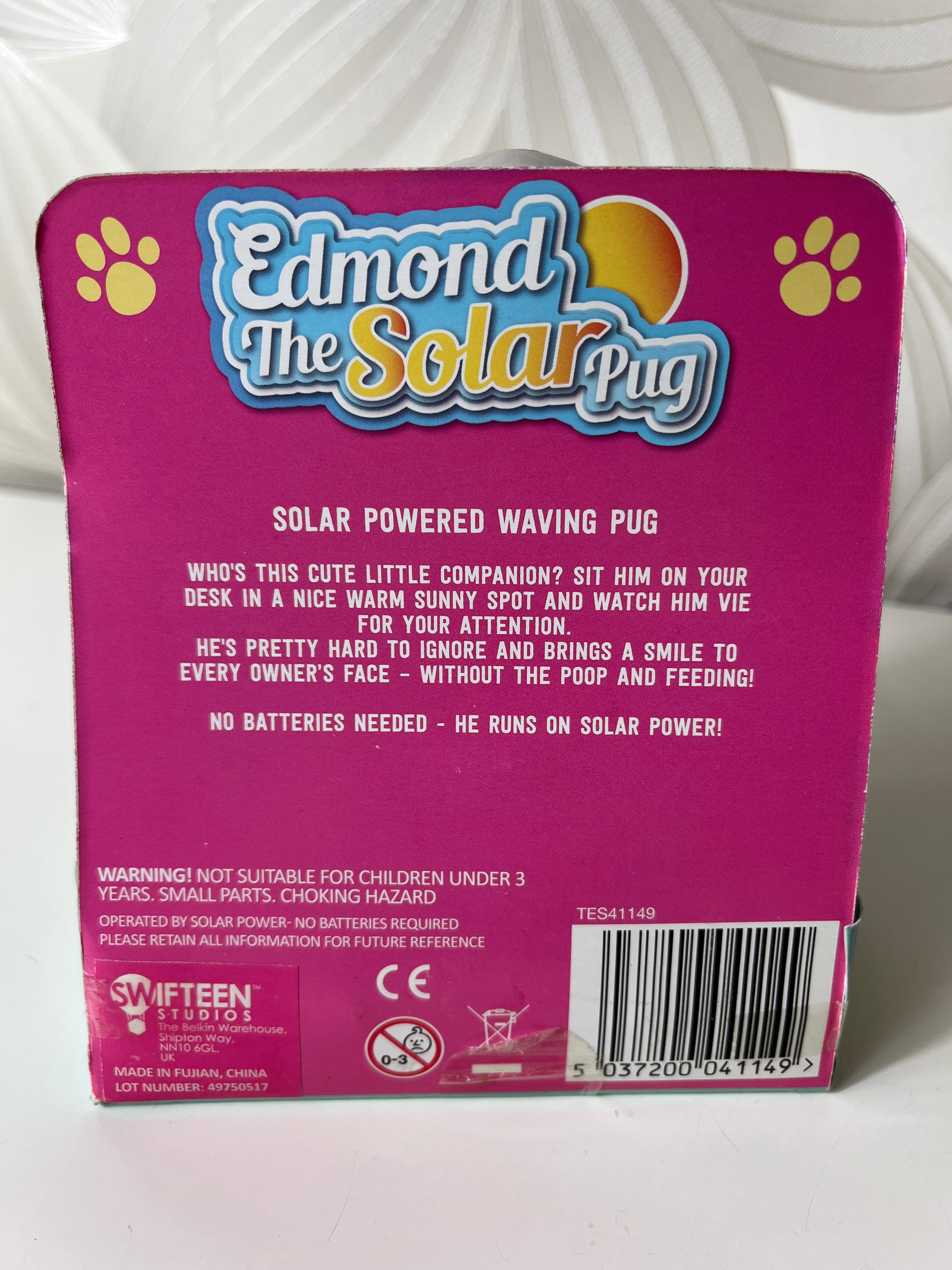 Šuo judinantis leteną „Edmond the Solar Pug“