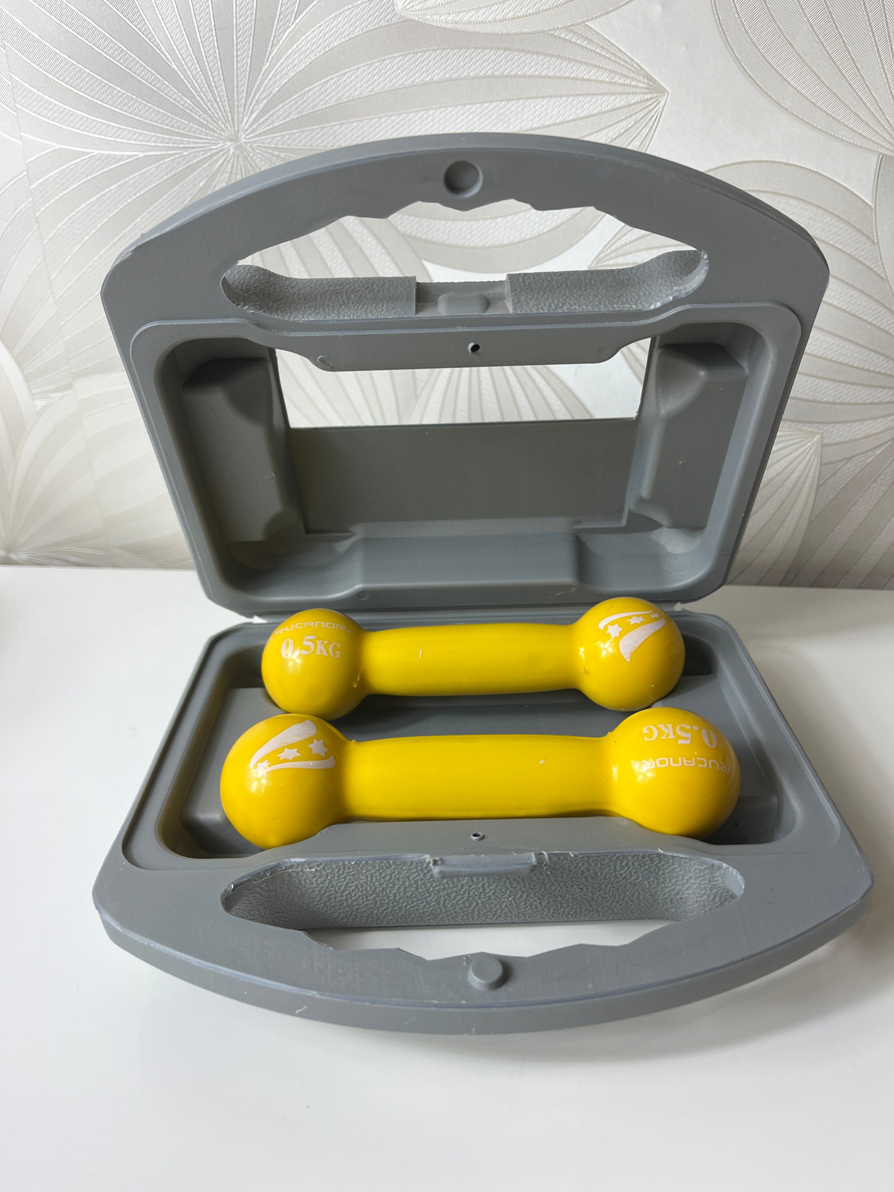 Geltonų svarmenų rinkinys su dėžute (2 x 0,5 kg)
