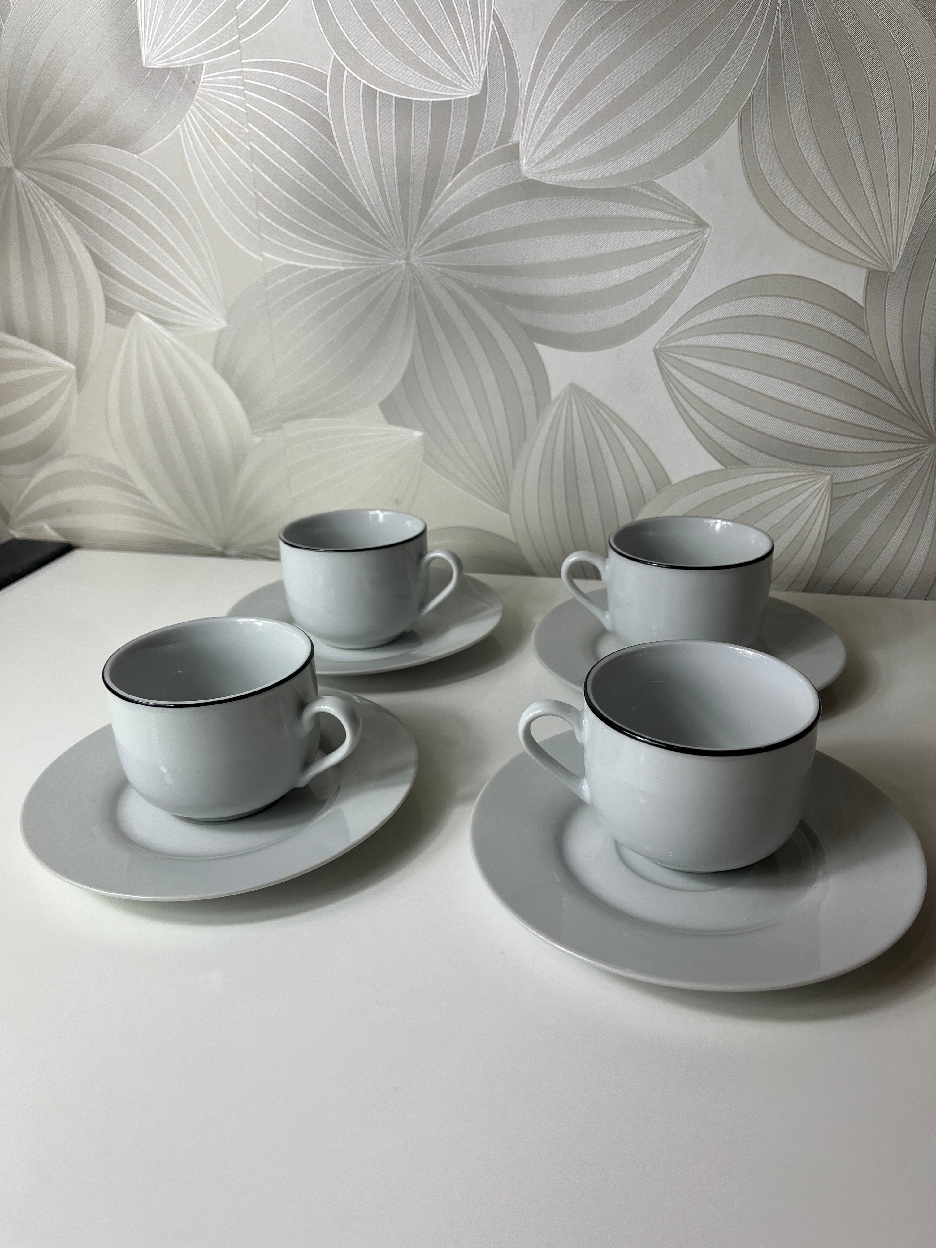 Porcelianinių puodelių ir lėkštelių rinkinys
