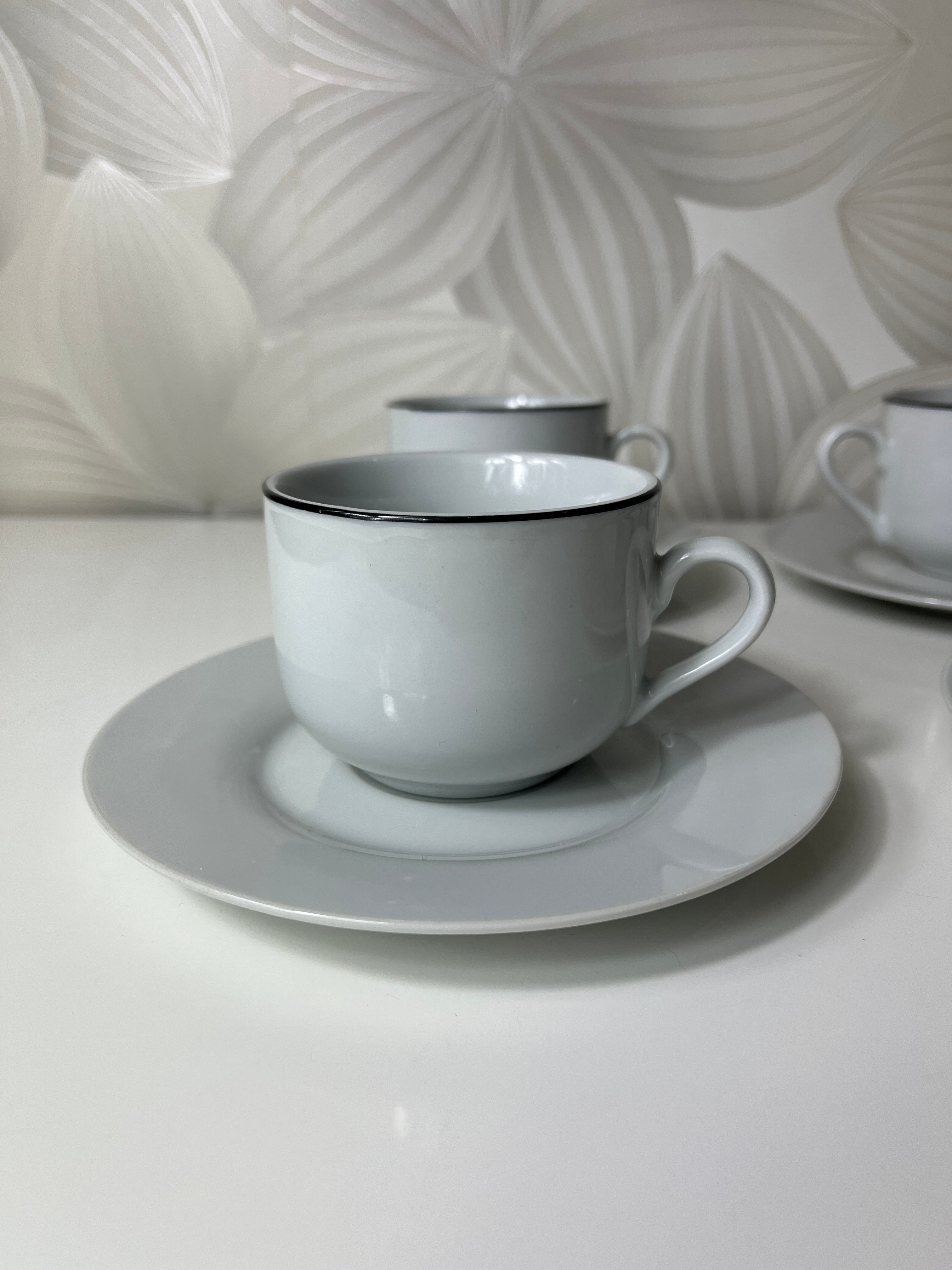 Porcelianinių puodelių ir lėkštelių rinkinys