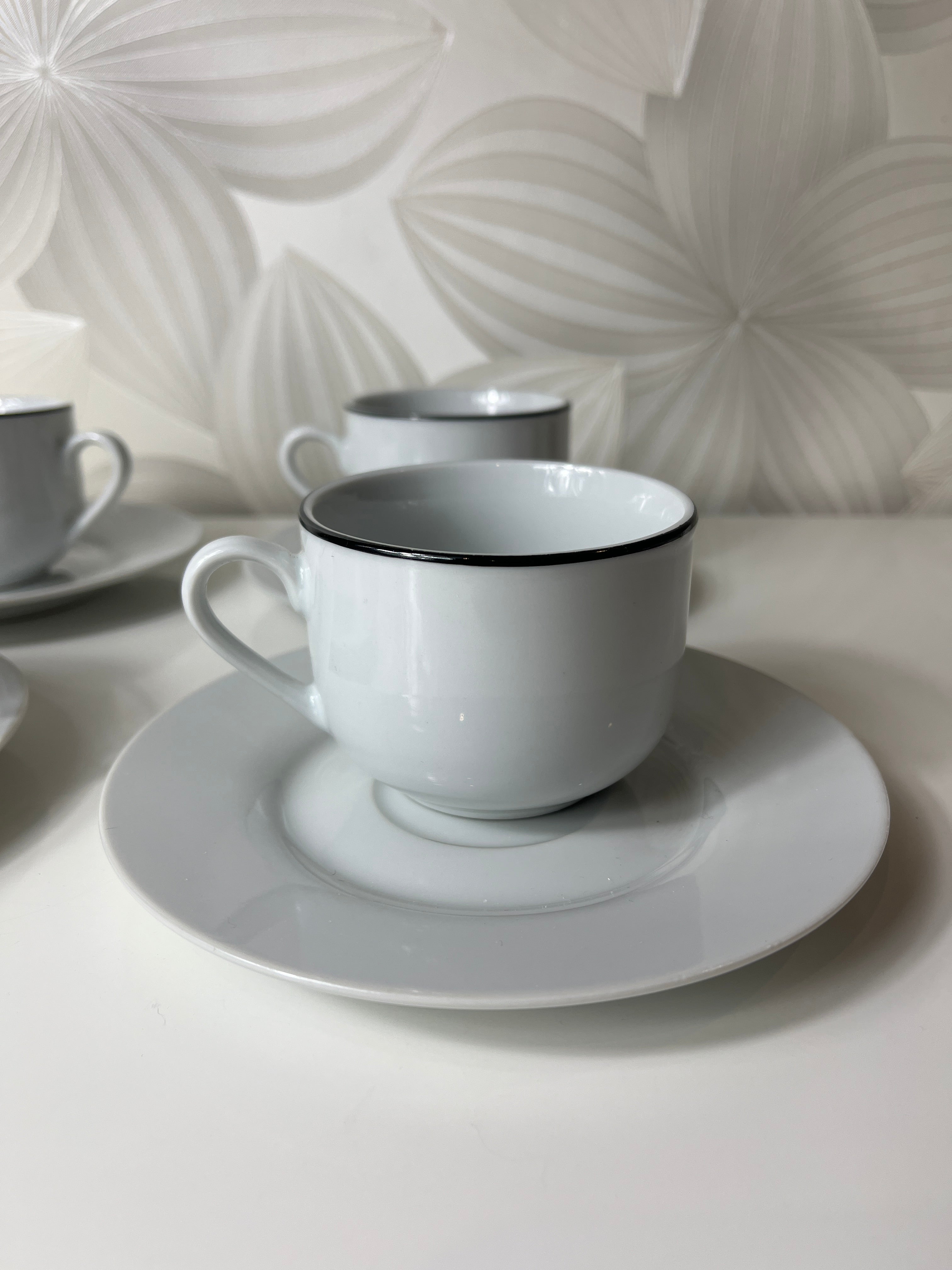 Porcelianinių puodelių ir lėkštelių rinkinys