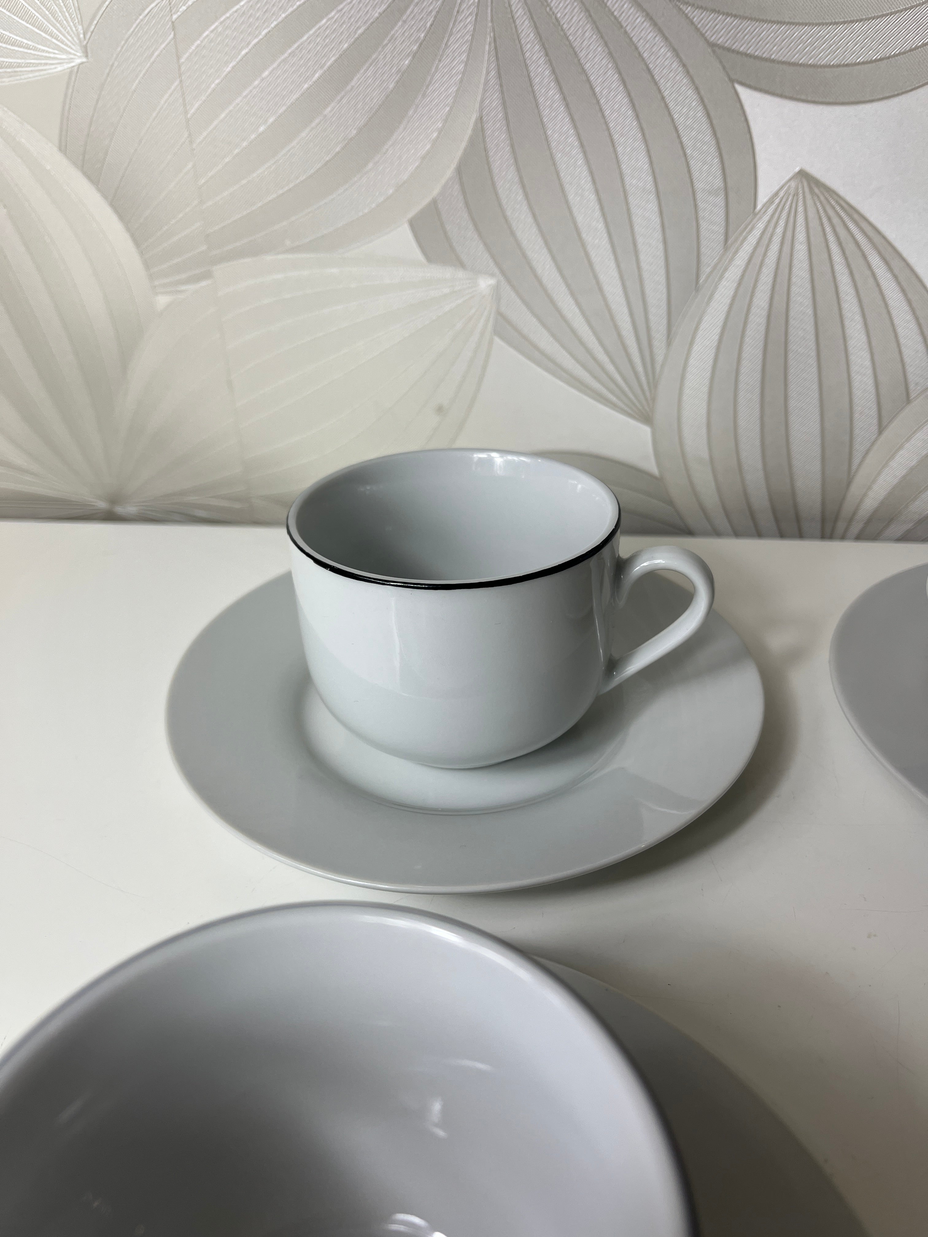 Porcelianinių puodelių ir lėkštelių rinkinys