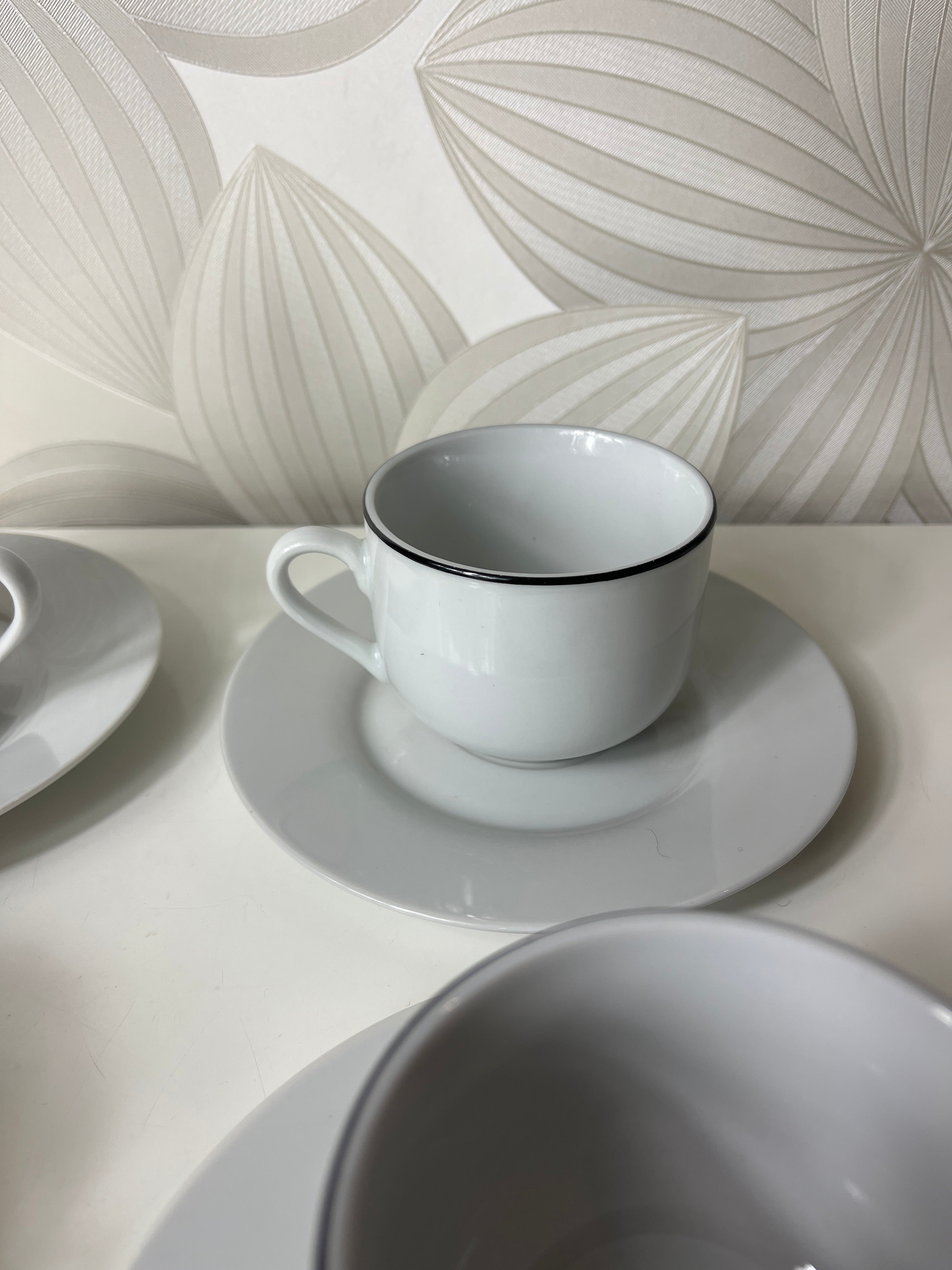 Porcelianinių puodelių ir lėkštelių rinkinys