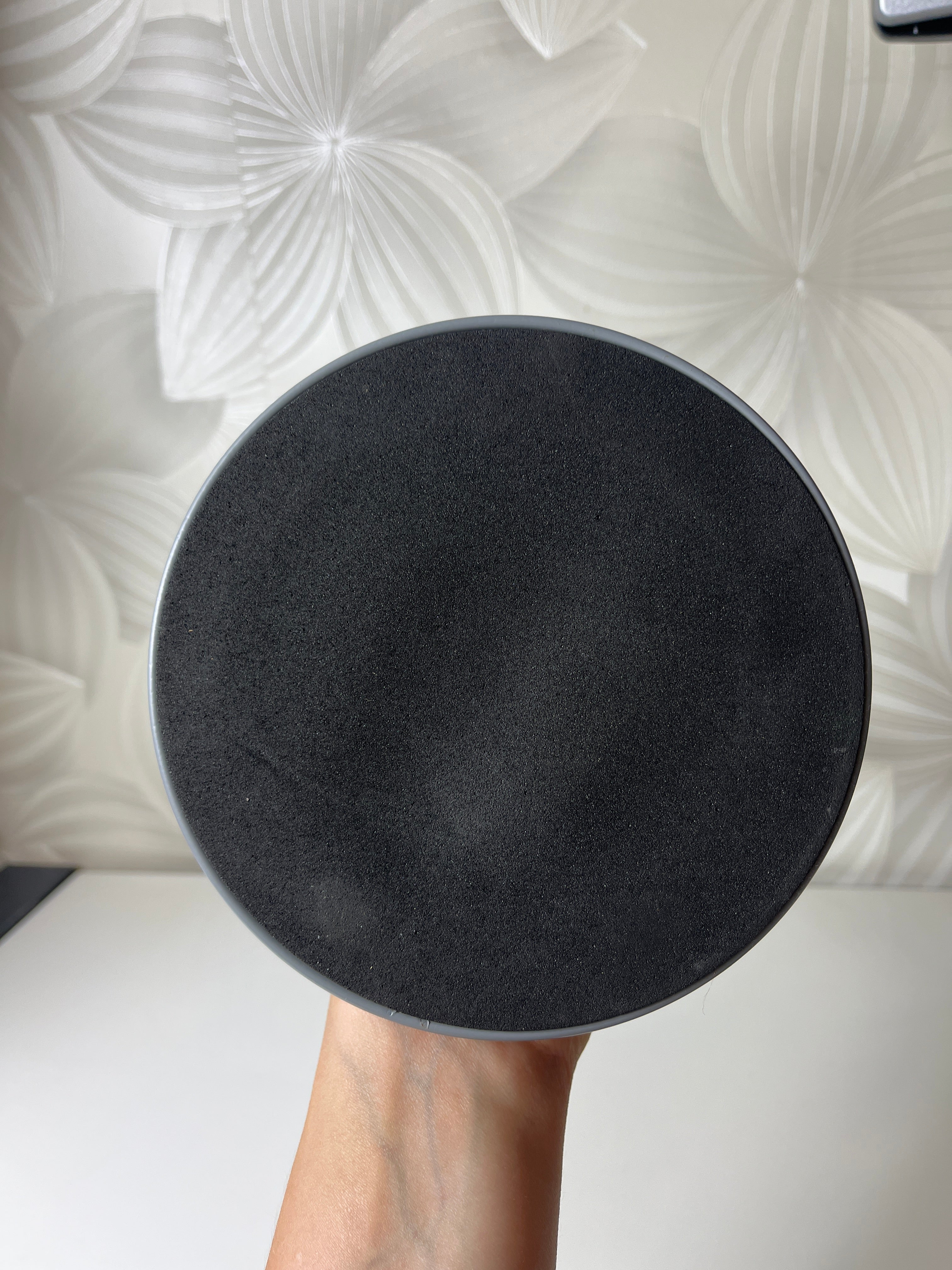 Pilkas stovas puodeliams laikyti ir kabinti