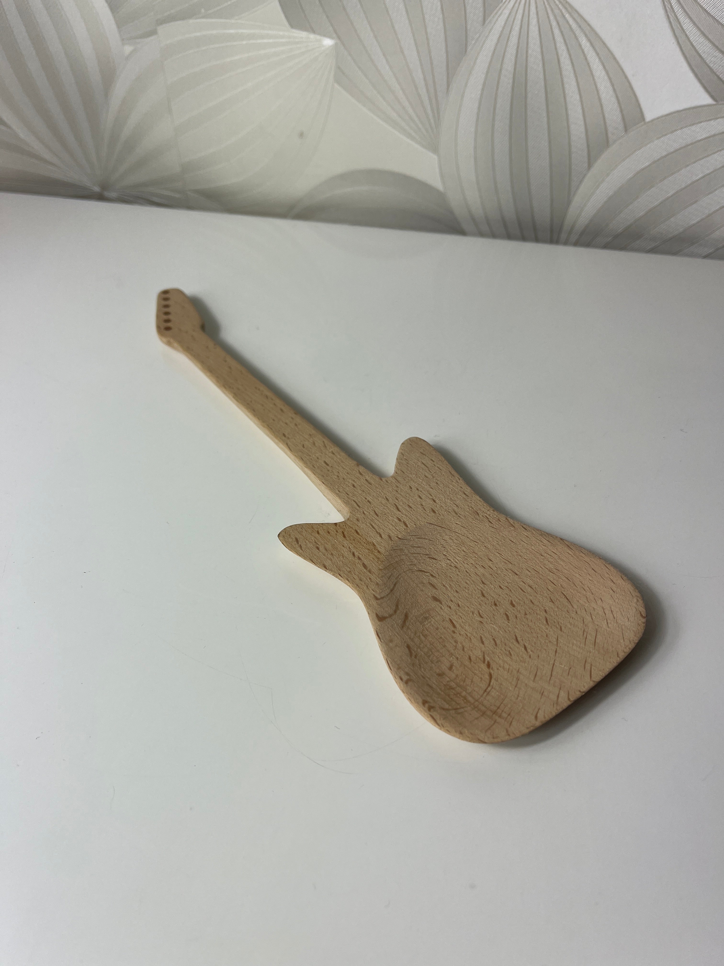 Medinė gitaros formos mentelė