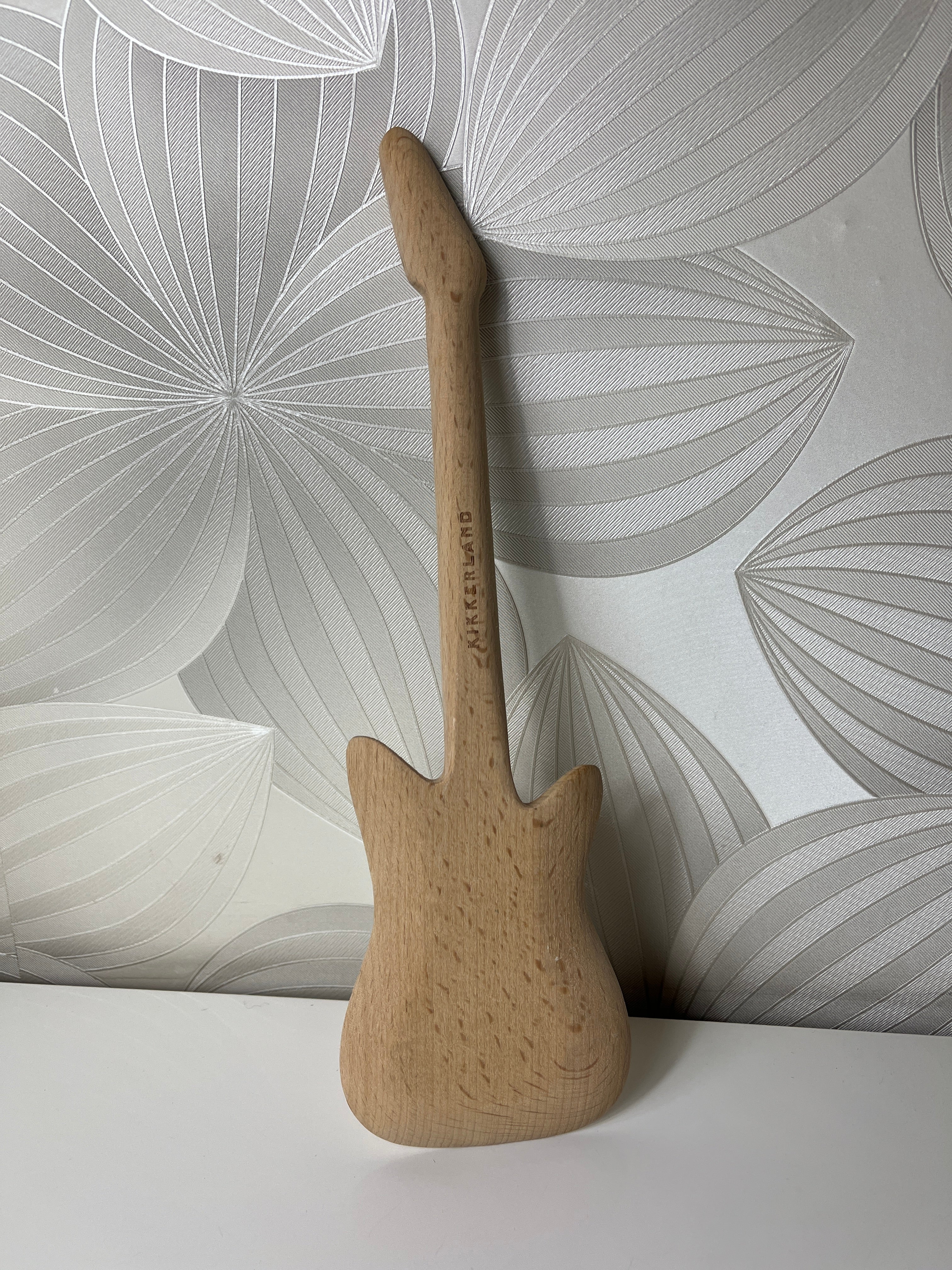 Medinė gitaros formos mentelė