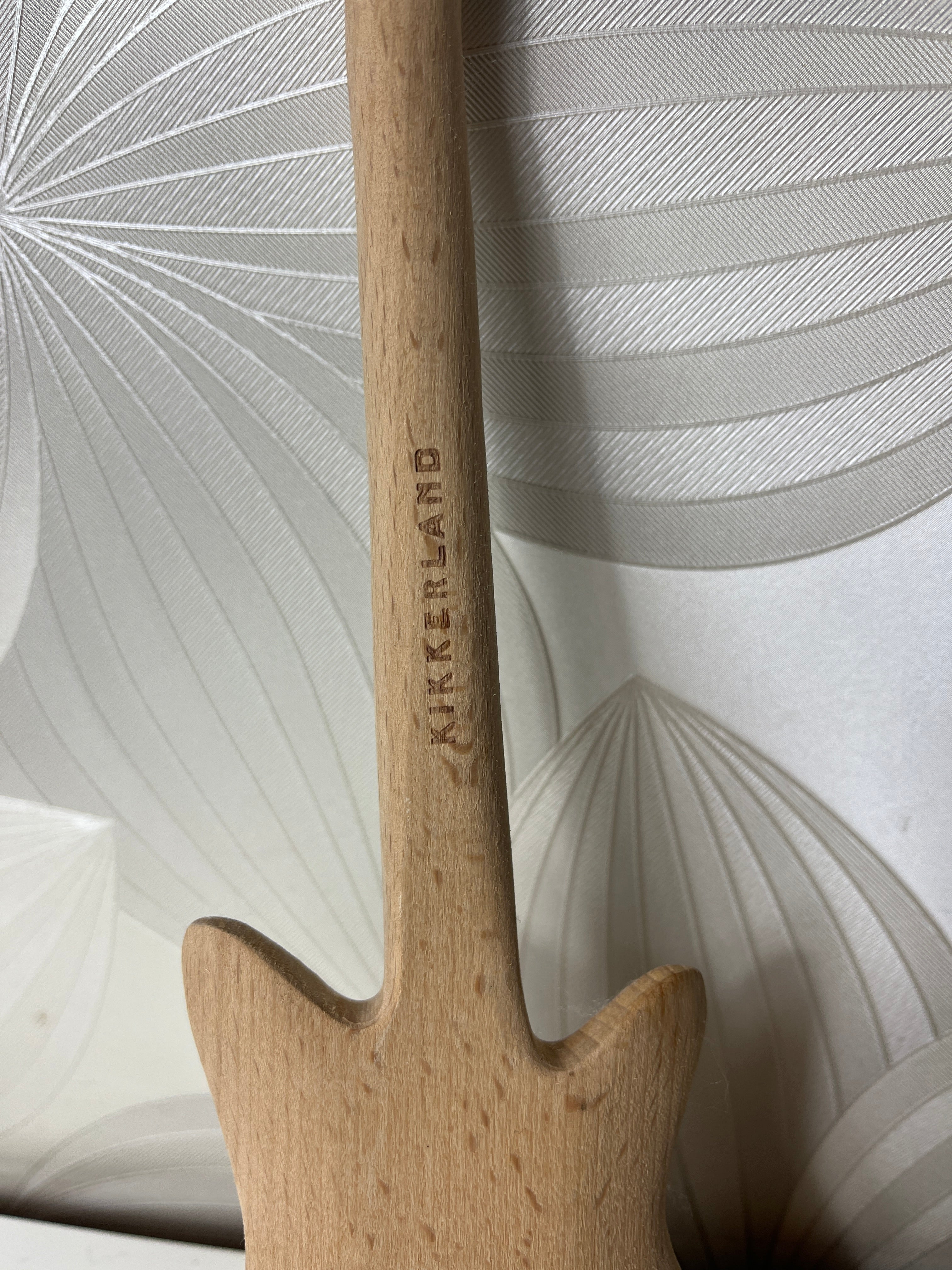 Medinė gitaros formos mentelė