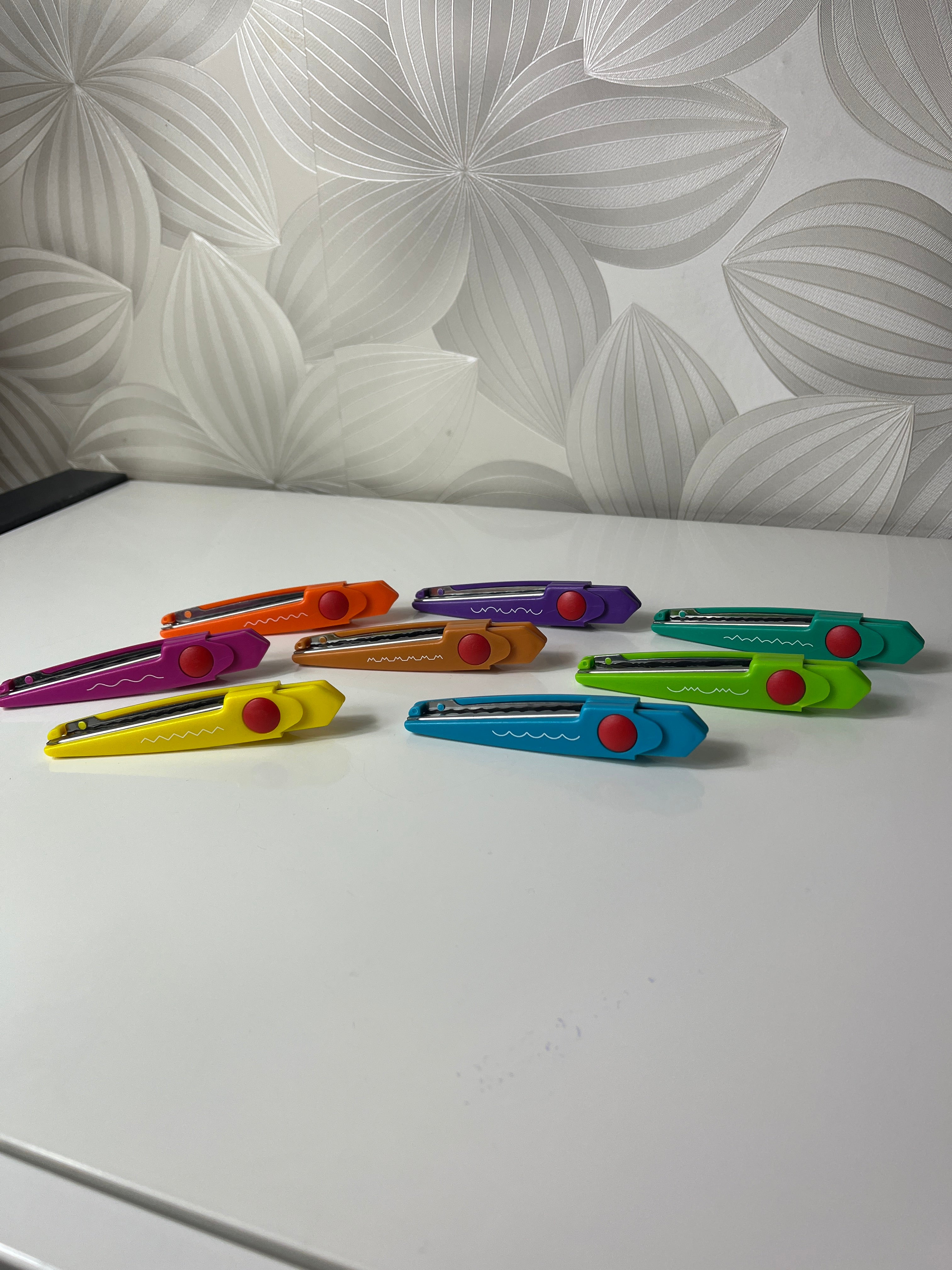 Spalvotų žirklių rankdarbiams antgaliai