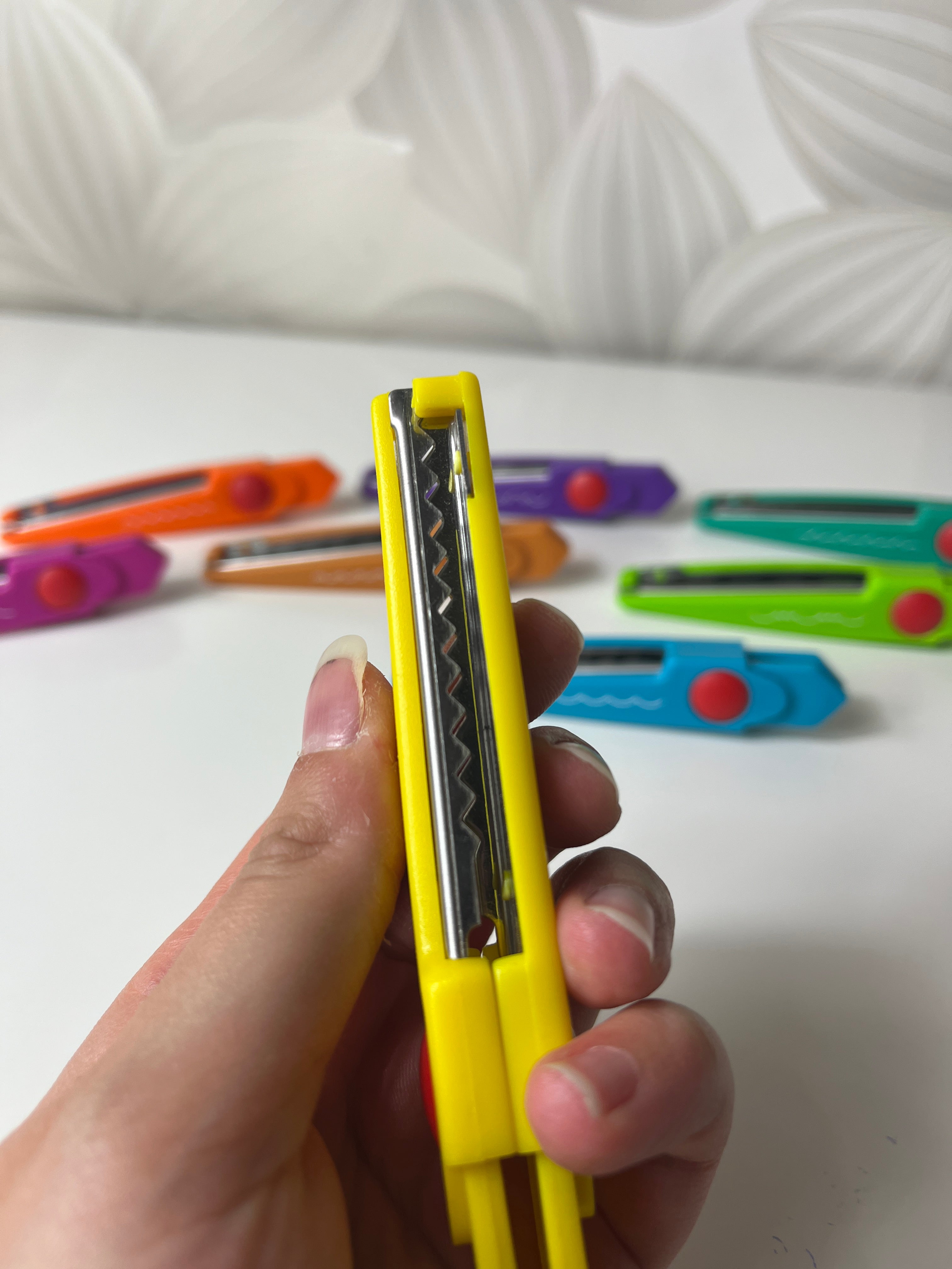 Spalvotų žirklių rankdarbiams antgaliai