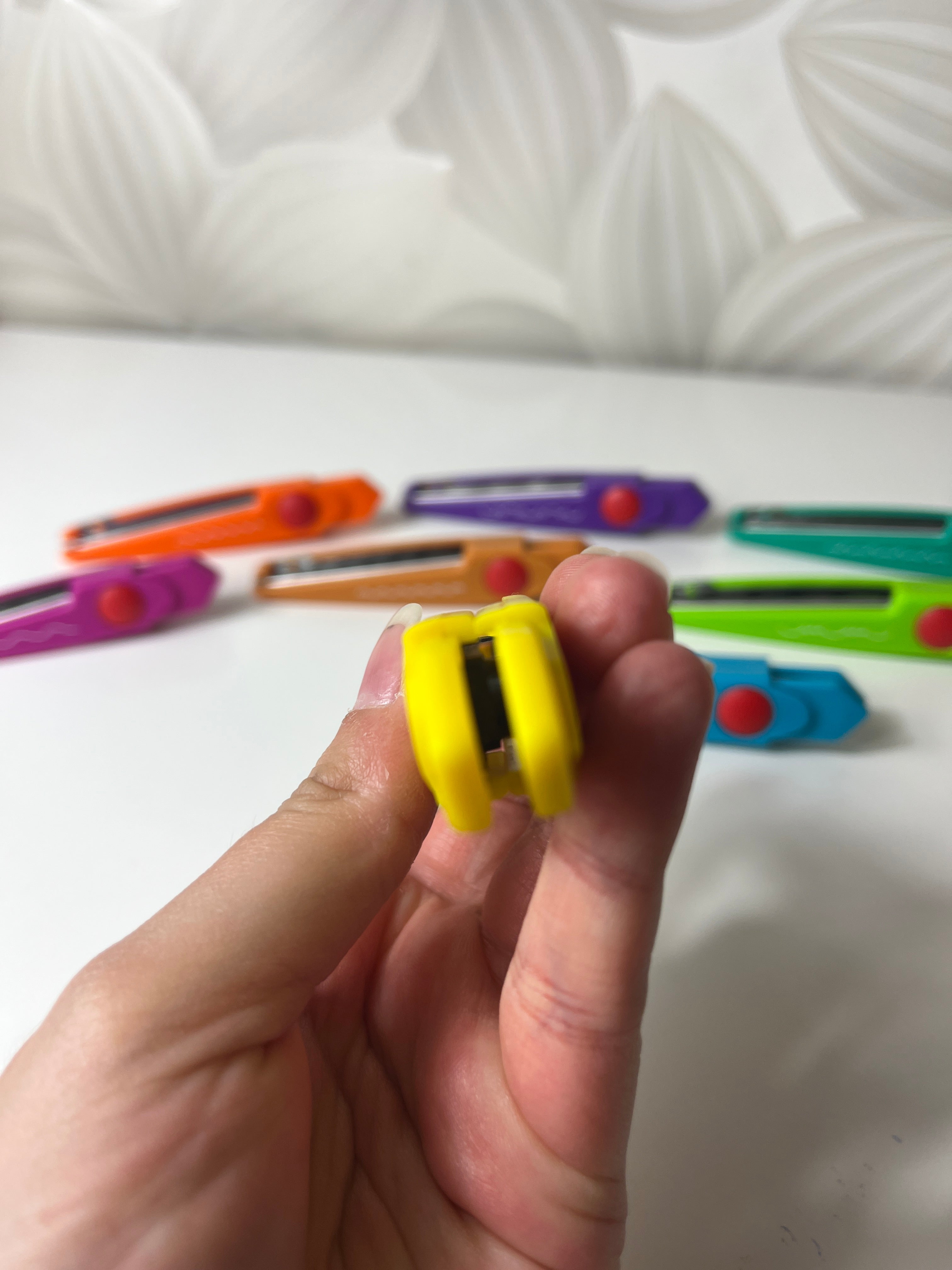 Spalvotų žirklių rankdarbiams antgaliai