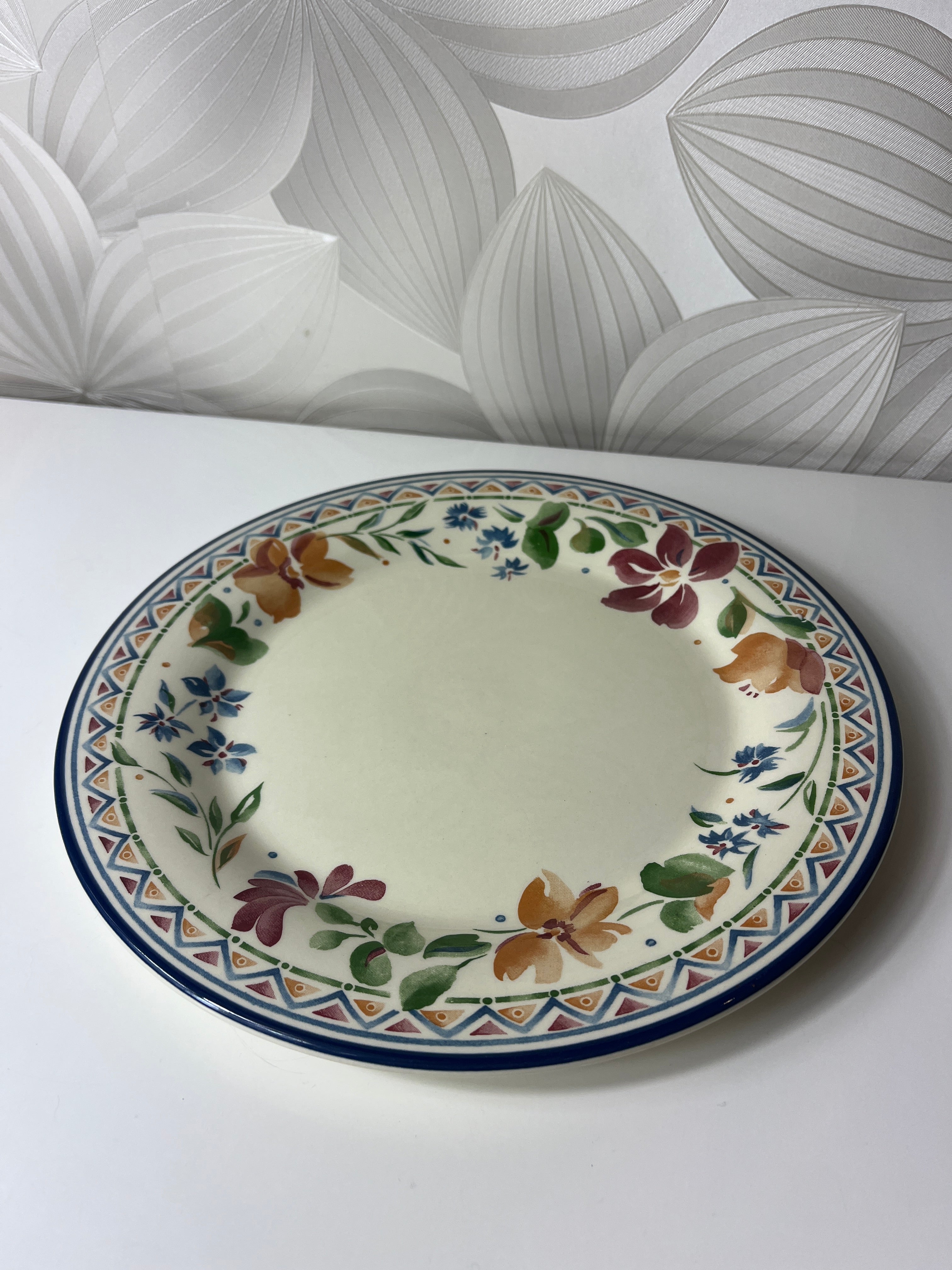 Gėlėta „Staffordshire“ lėkštė