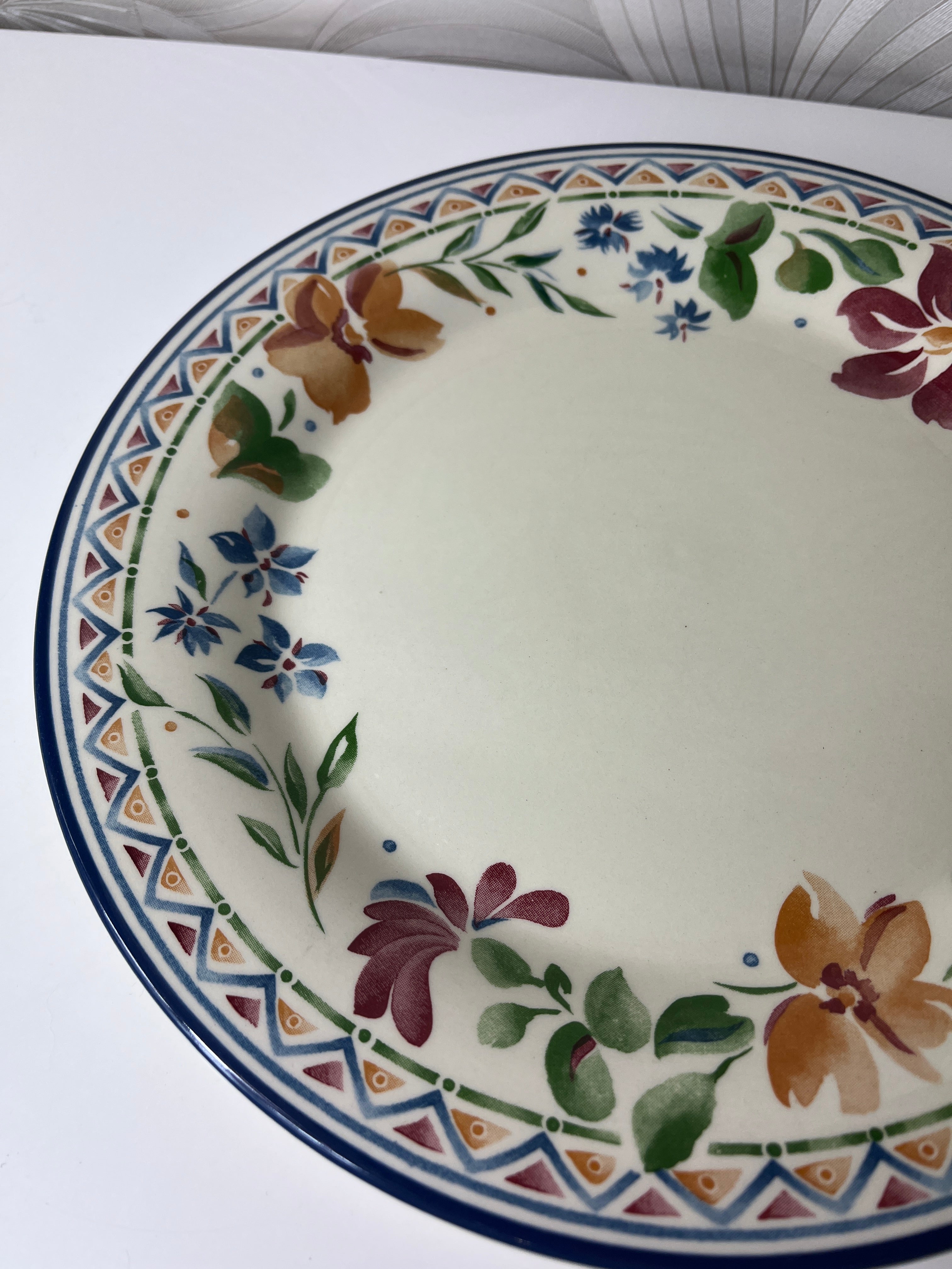 Gėlėta „Staffordshire“ lėkštė