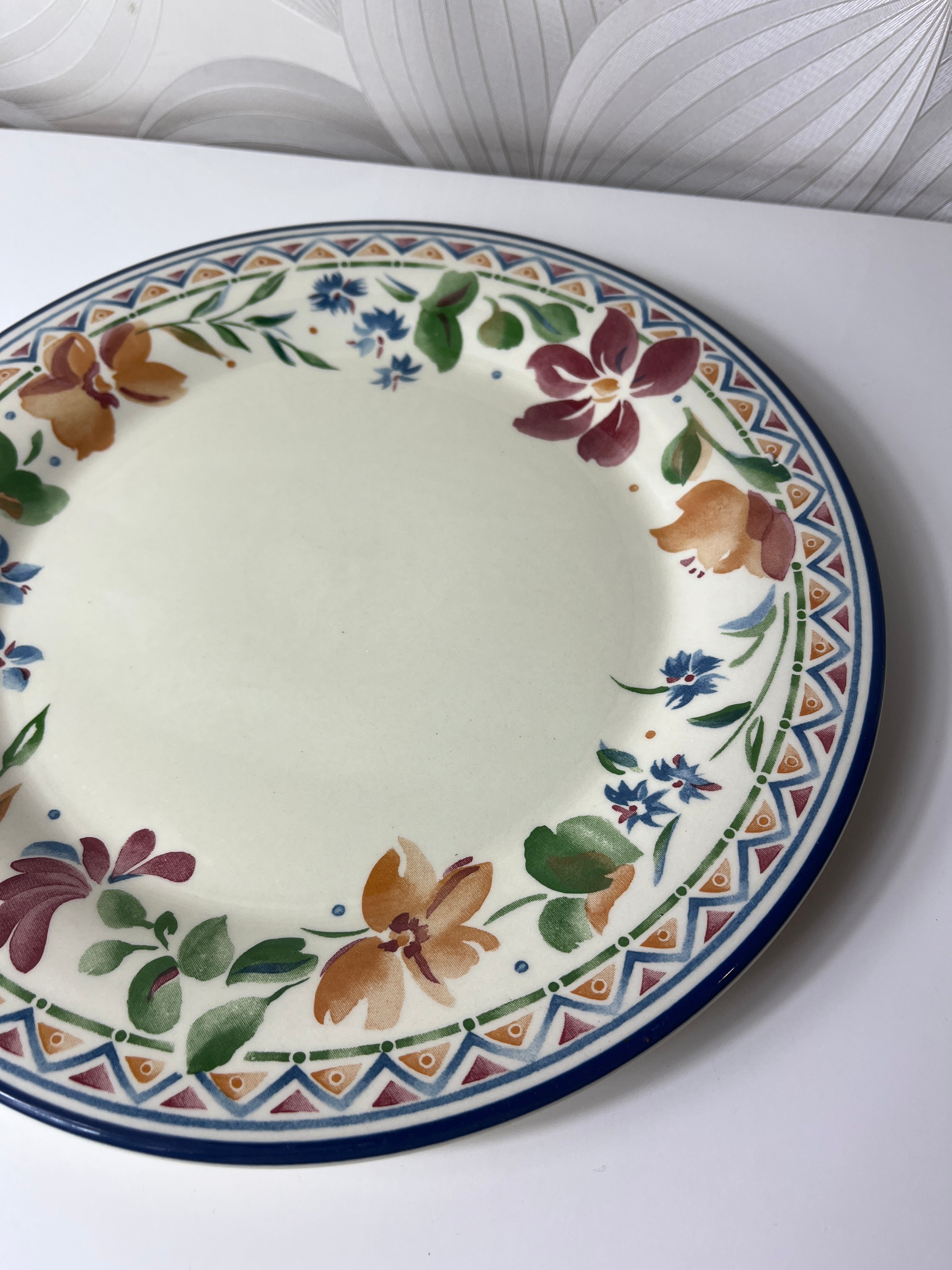 Gėlėta „Staffordshire“ lėkštė