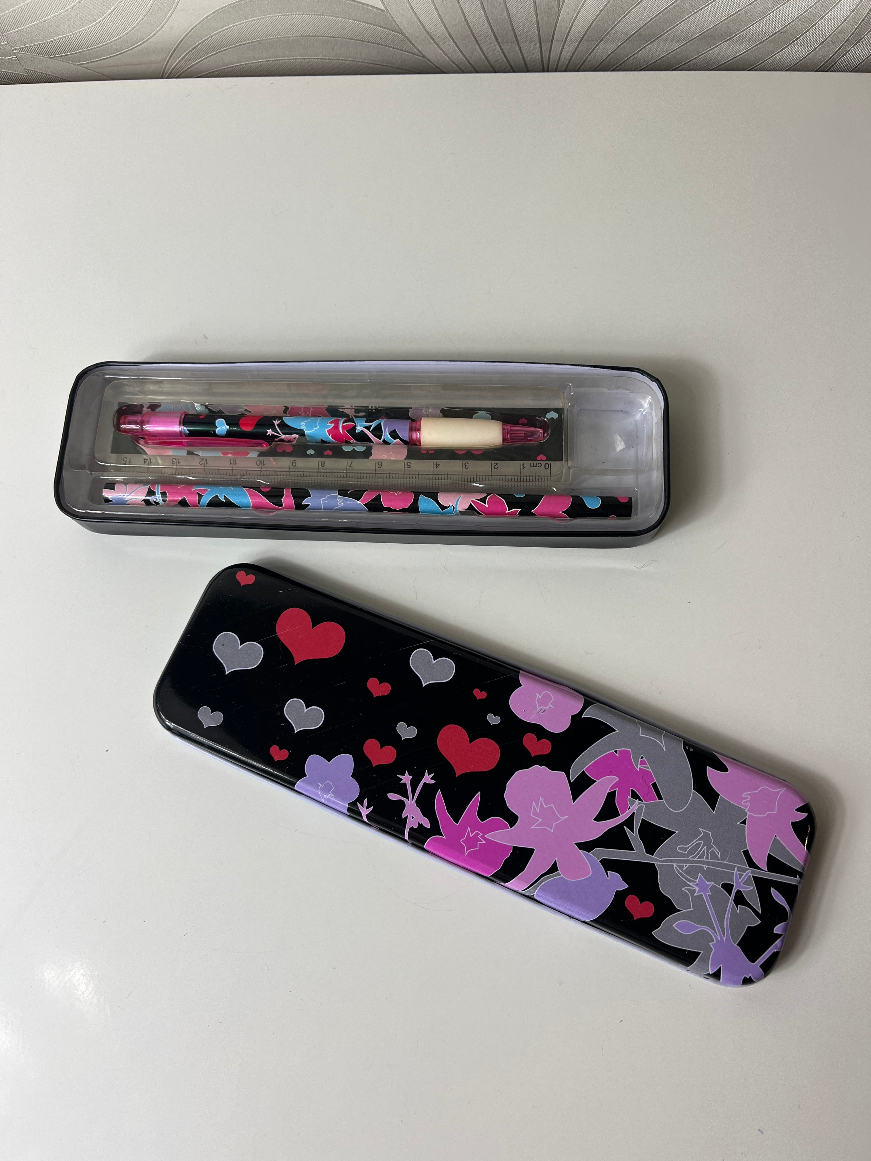 Metalinis dėklas su pieštuku, tušinuku ir liniuote