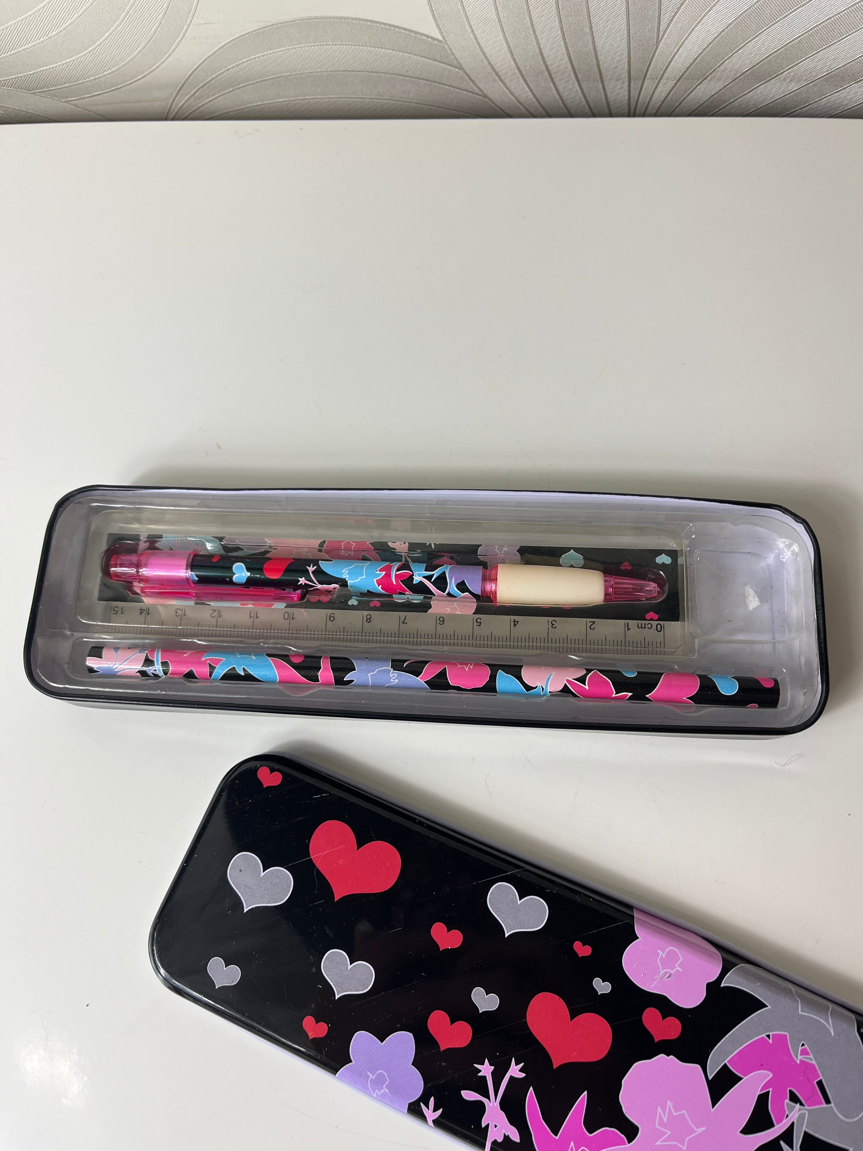 Metalinis dėklas su pieštuku, tušinuku ir liniuote