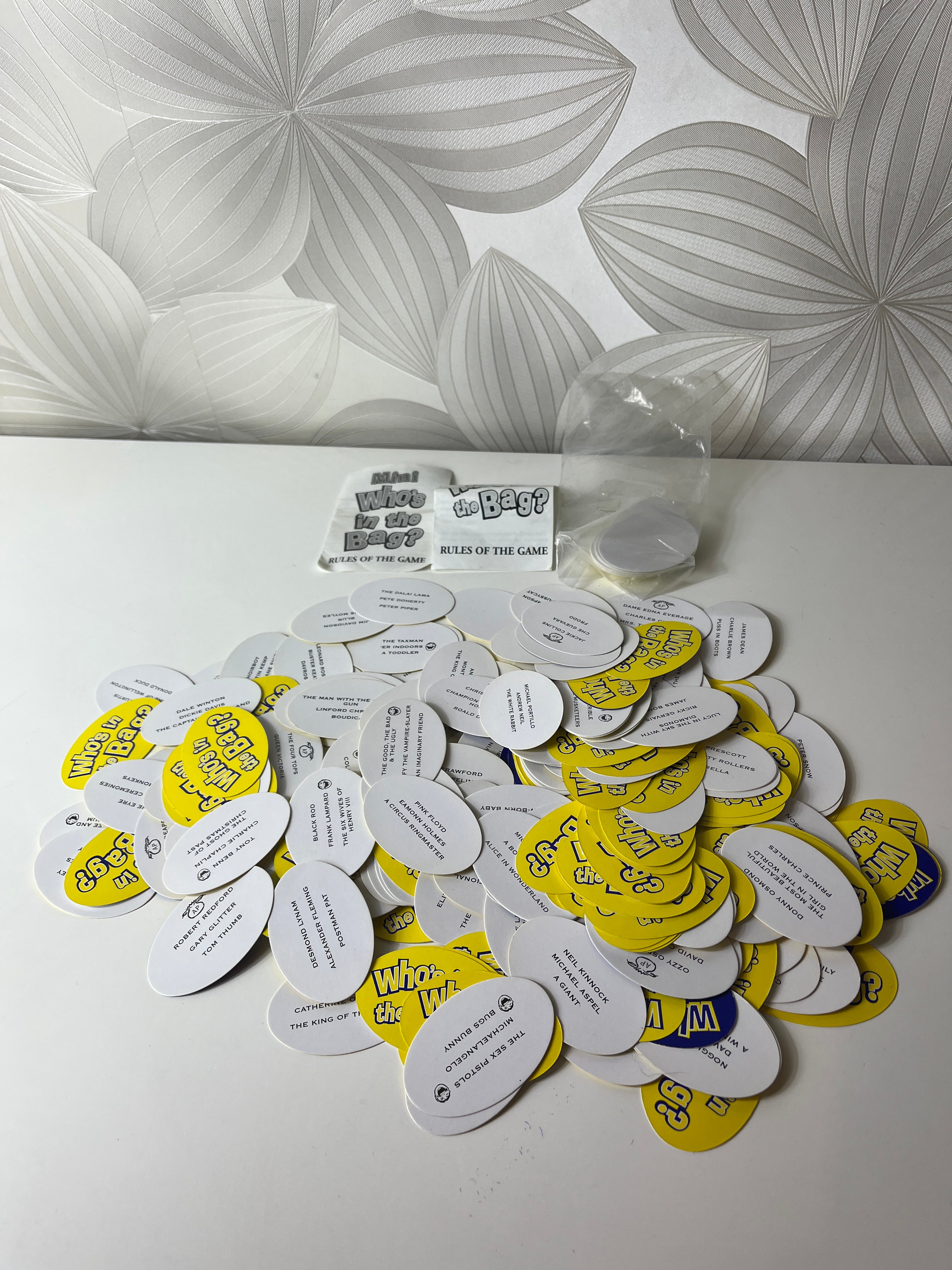 Stalo žaidimas „Who’s in the Bag?“