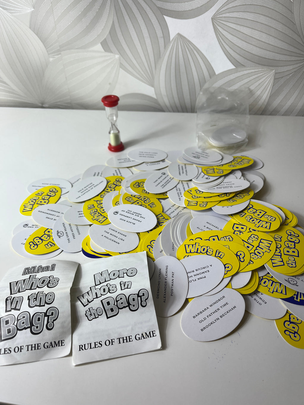 Stalo žaidimas „Who’s in the Bag?“