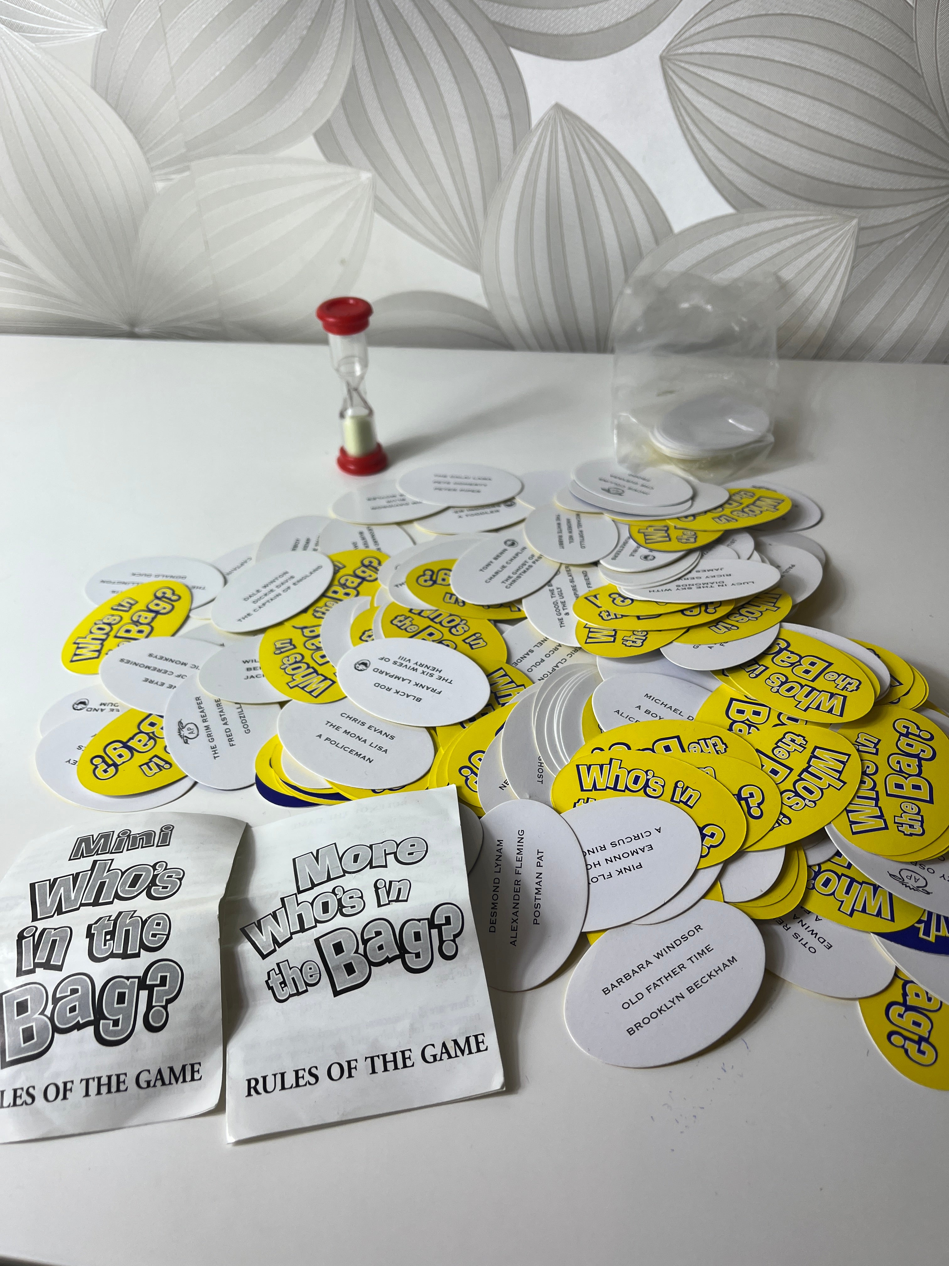 Stalo žaidimas „Who’s in the Bag?“