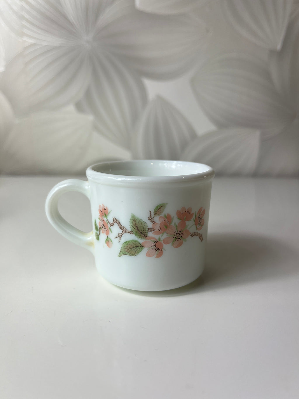 Vintažinis „Pyrex England Lisa“ espreso puodelis su sakurų motyvu