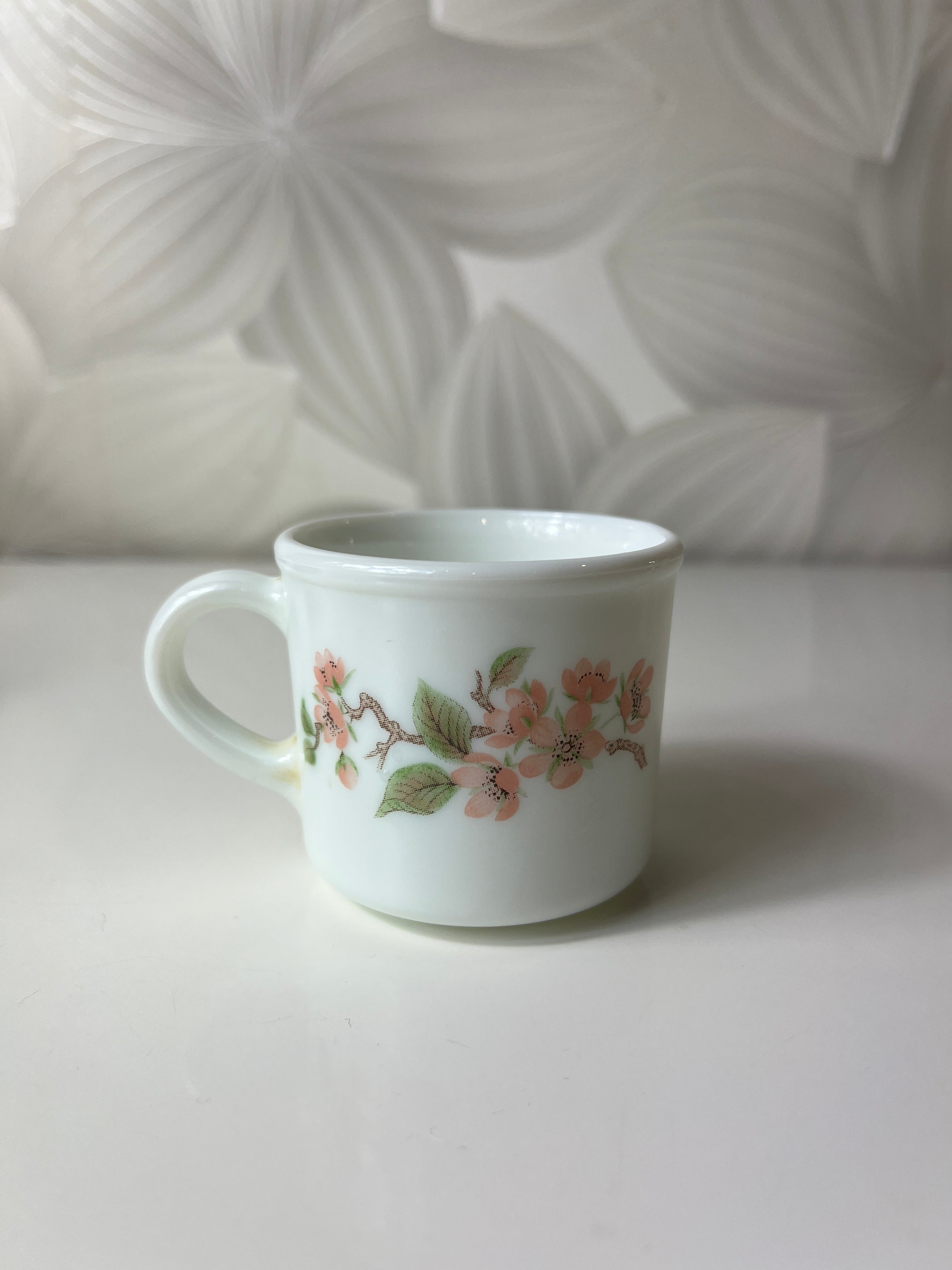 Vintažinis „Pyrex England Lisa“ espreso puodelis su sakurų motyvu