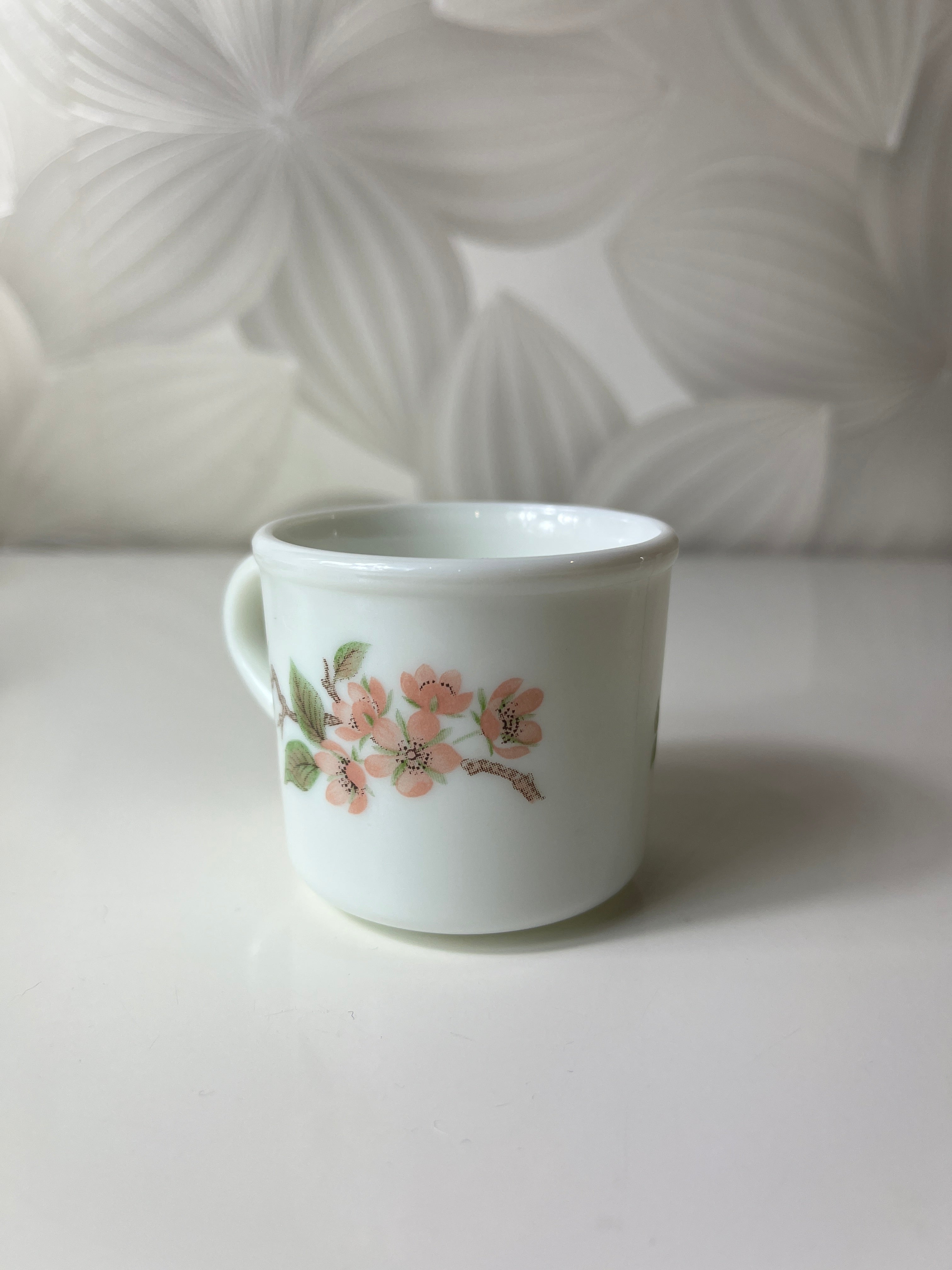 Vintažinis „Pyrex England Lisa“ espreso puodelis su sakurų motyvu