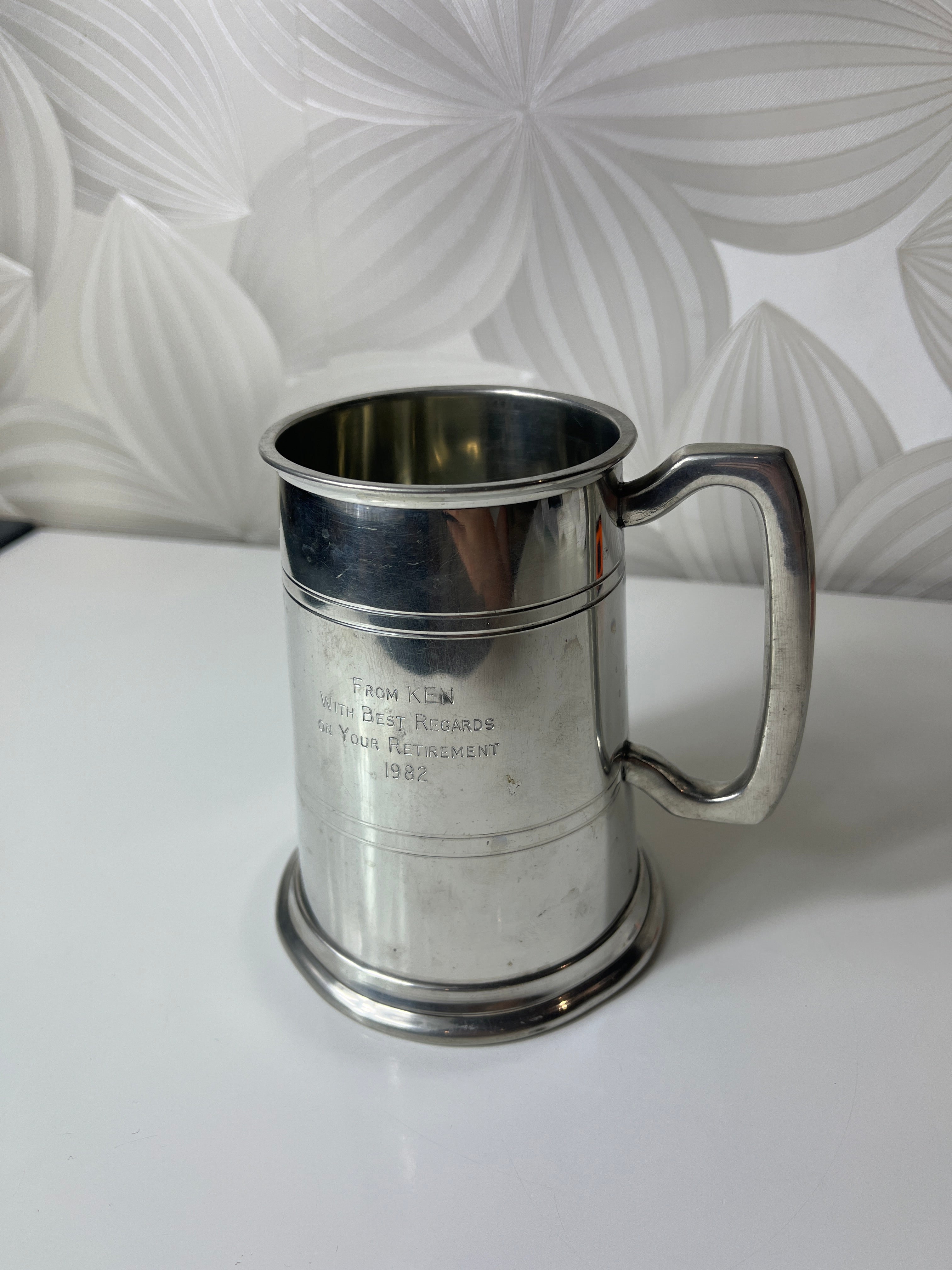 Vintažinis bokalas su išgraviruotu užrašu