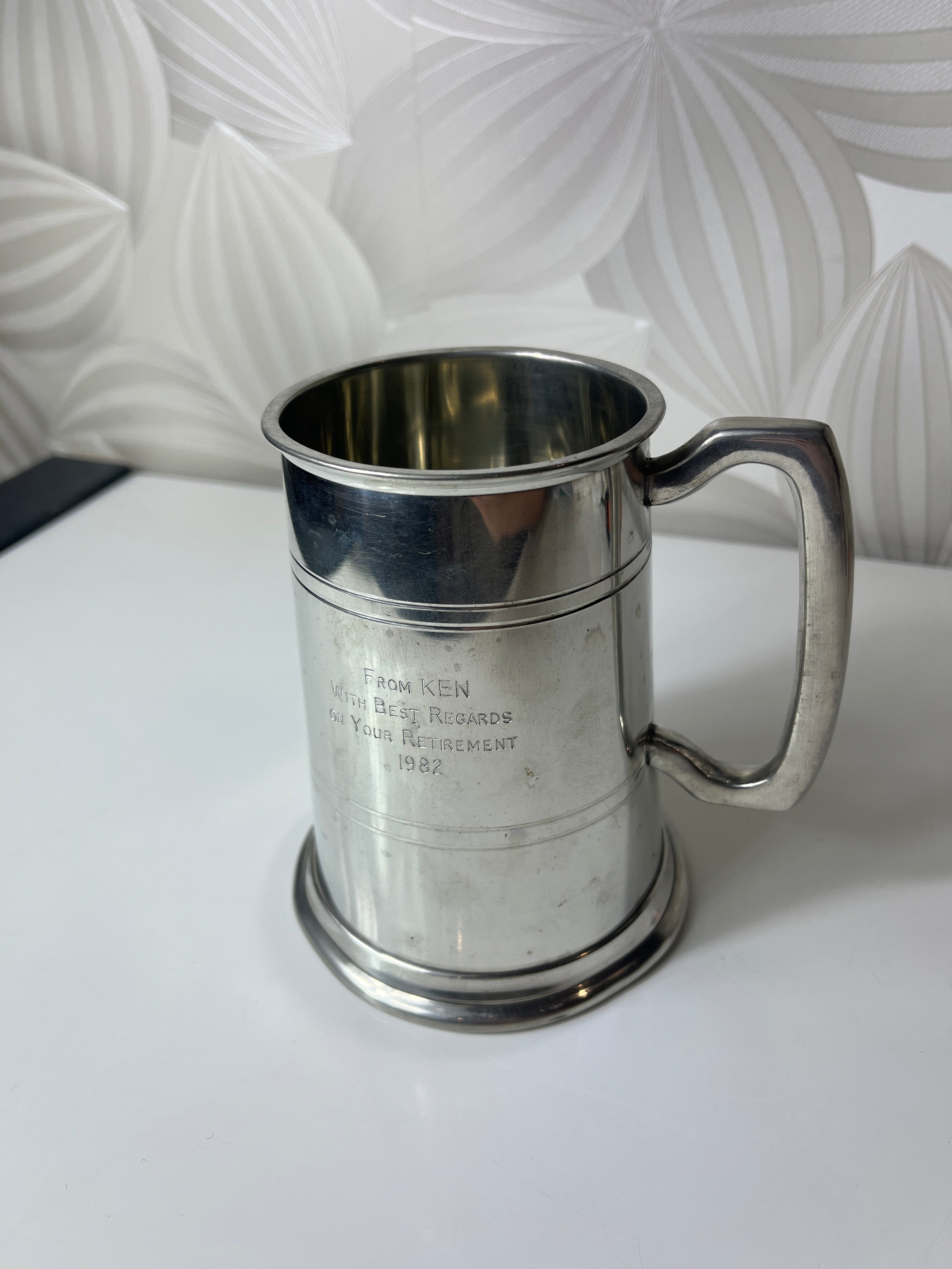 Vintažinis bokalas su išgraviruotu užrašu