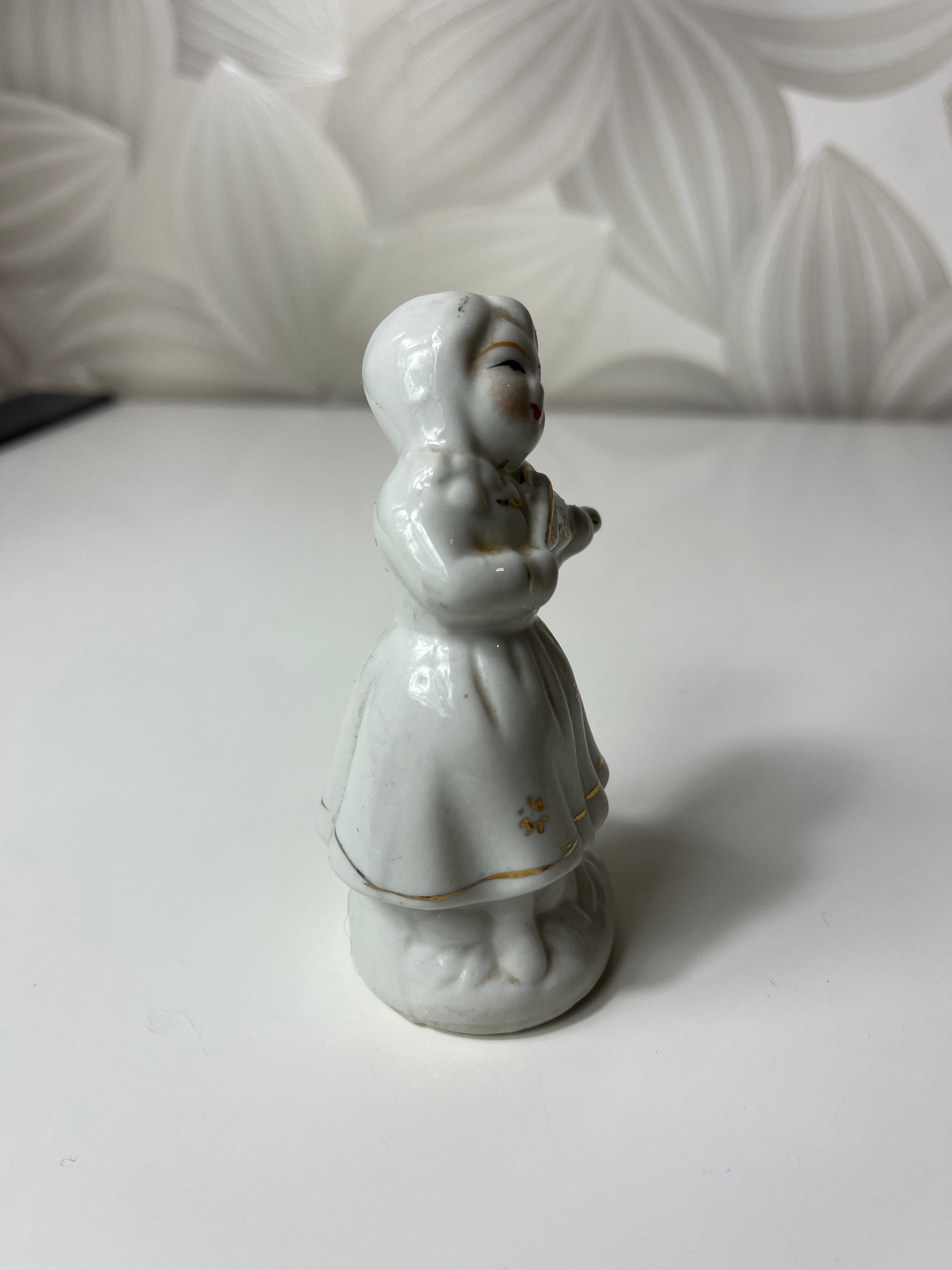 Vintažinė porcelianinė smuikininkės figūrėlė