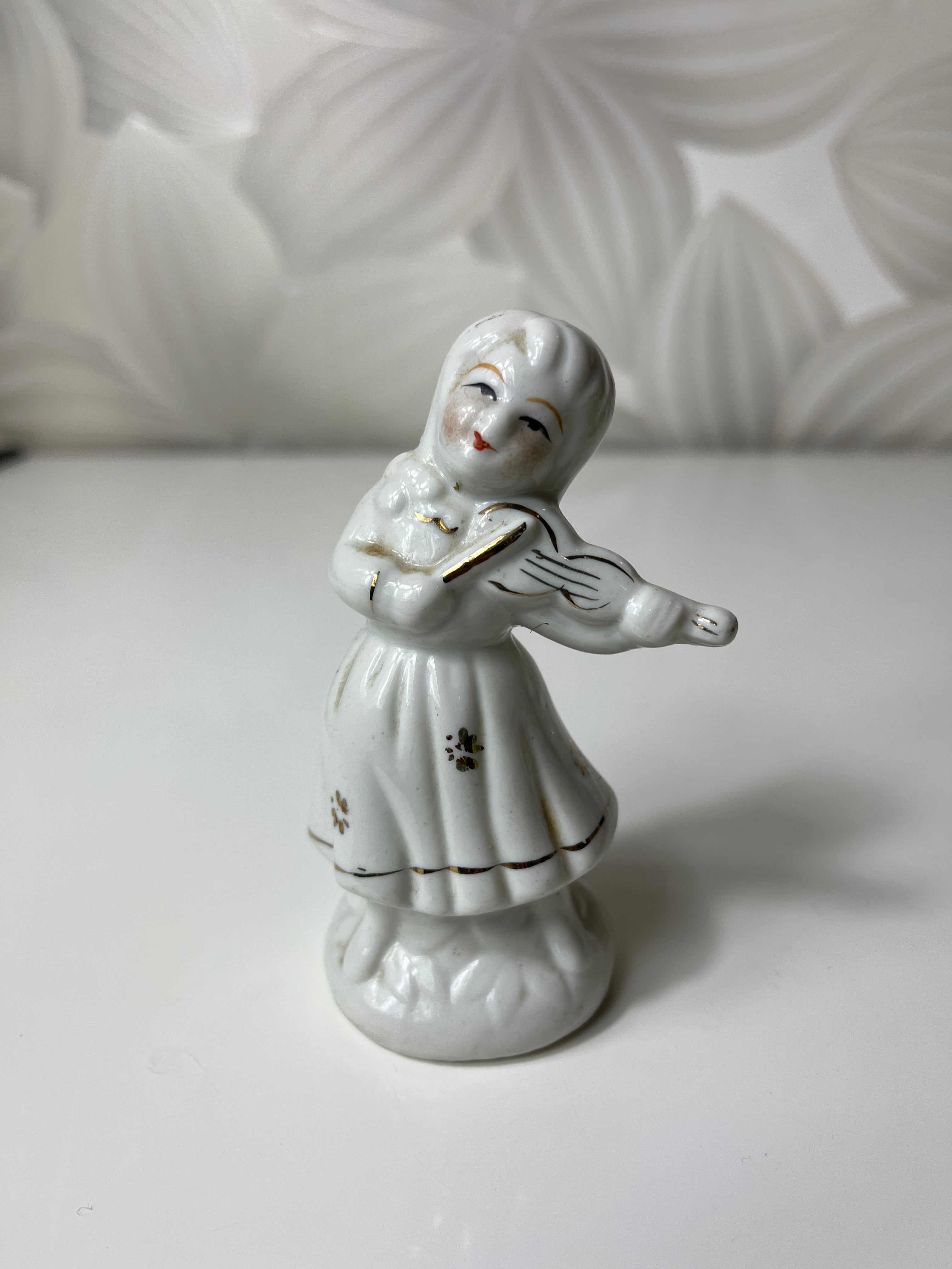 Vintažinė porcelianinė smuikininkės figūrėlė