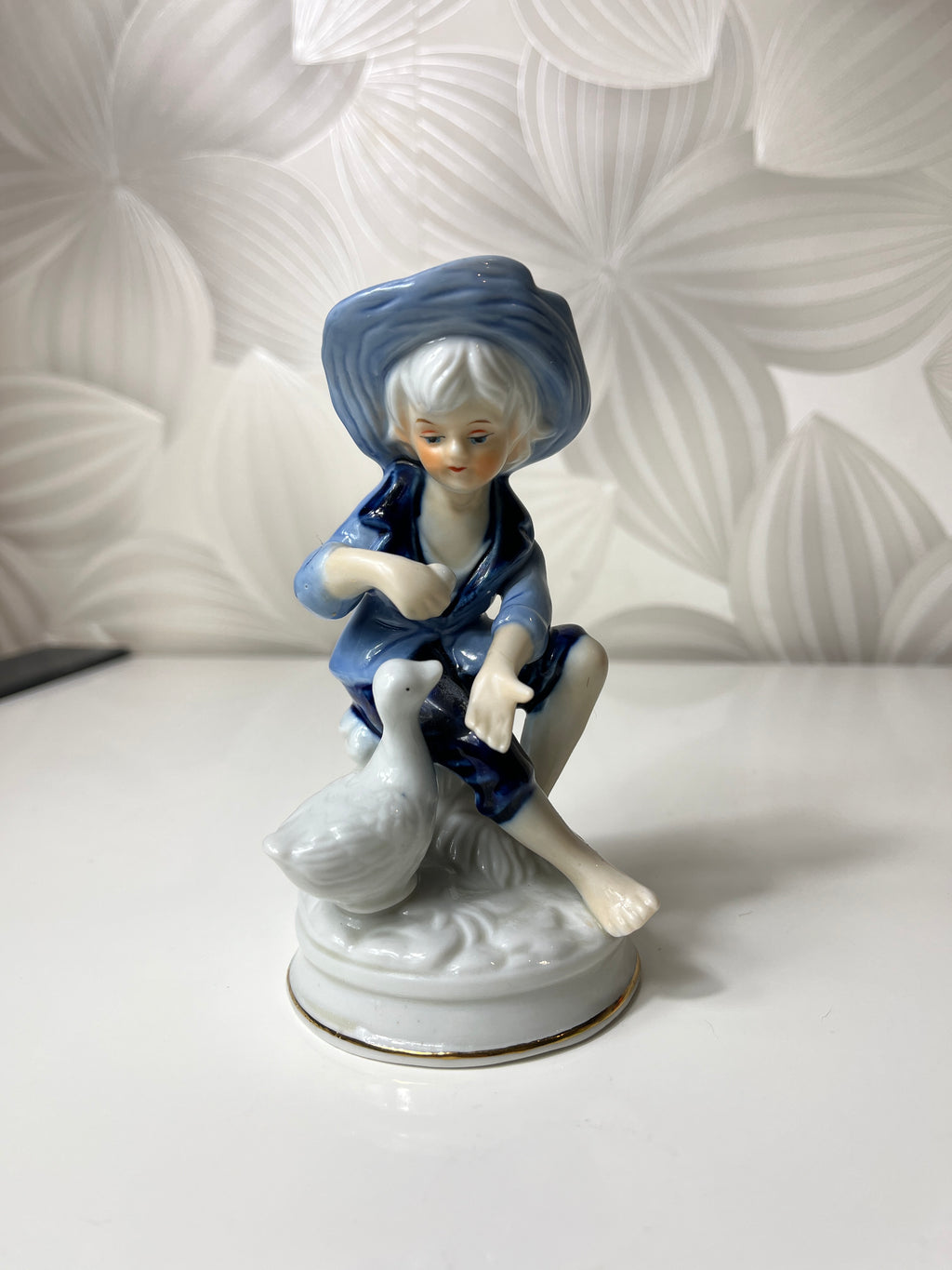 Porcelianinė berniuko su žąsimi figūrėlė