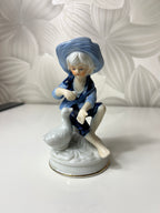 Porcelianinė berniuko su žąsimi figūrėlė