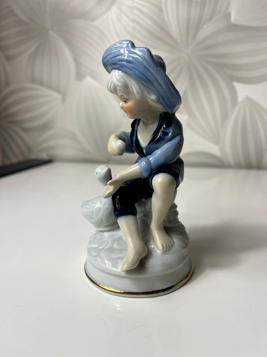 Porcelianinė berniuko su žąsimi figūrėlė