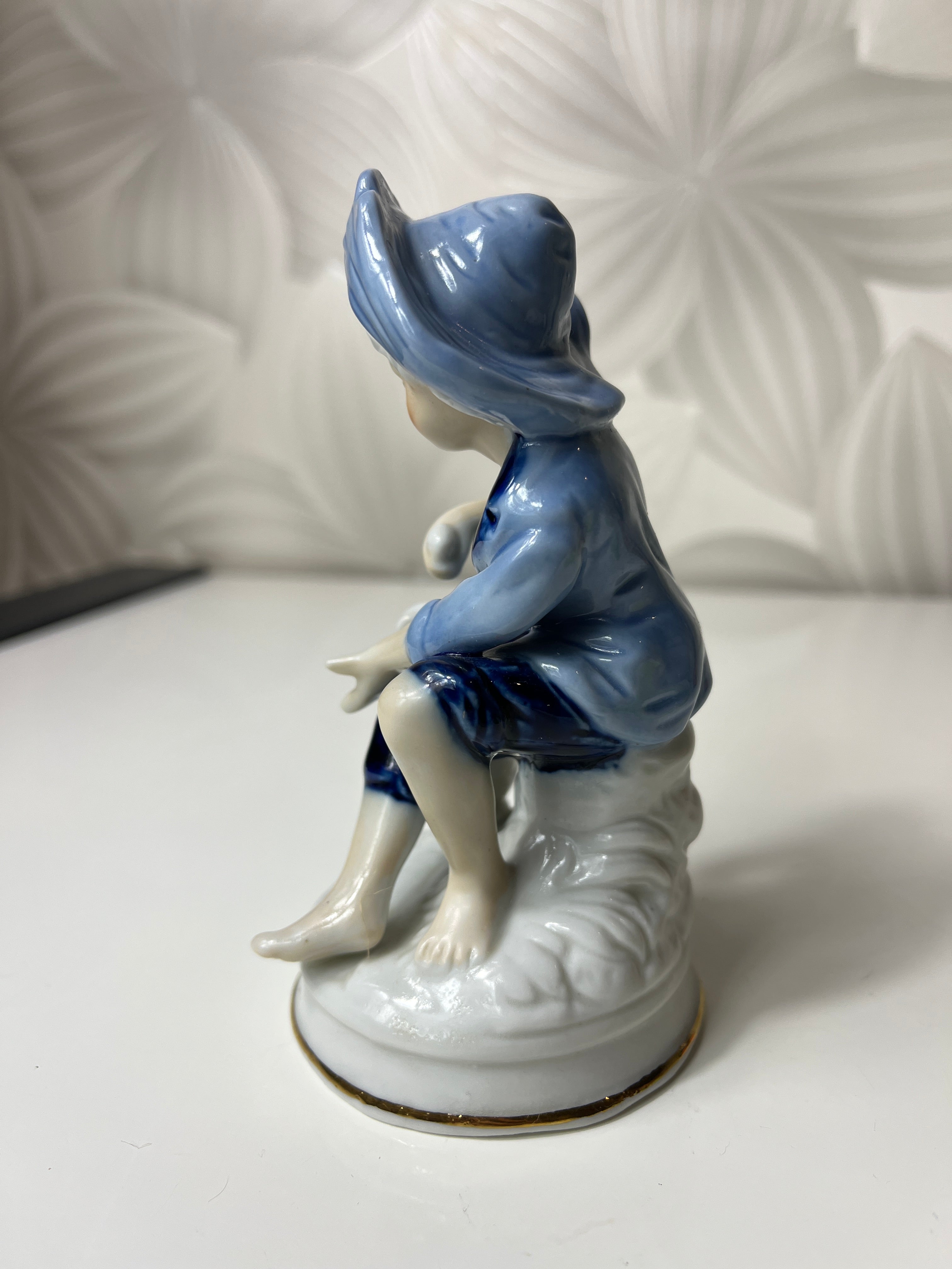 Porcelianinė berniuko su žąsimi figūrėlė