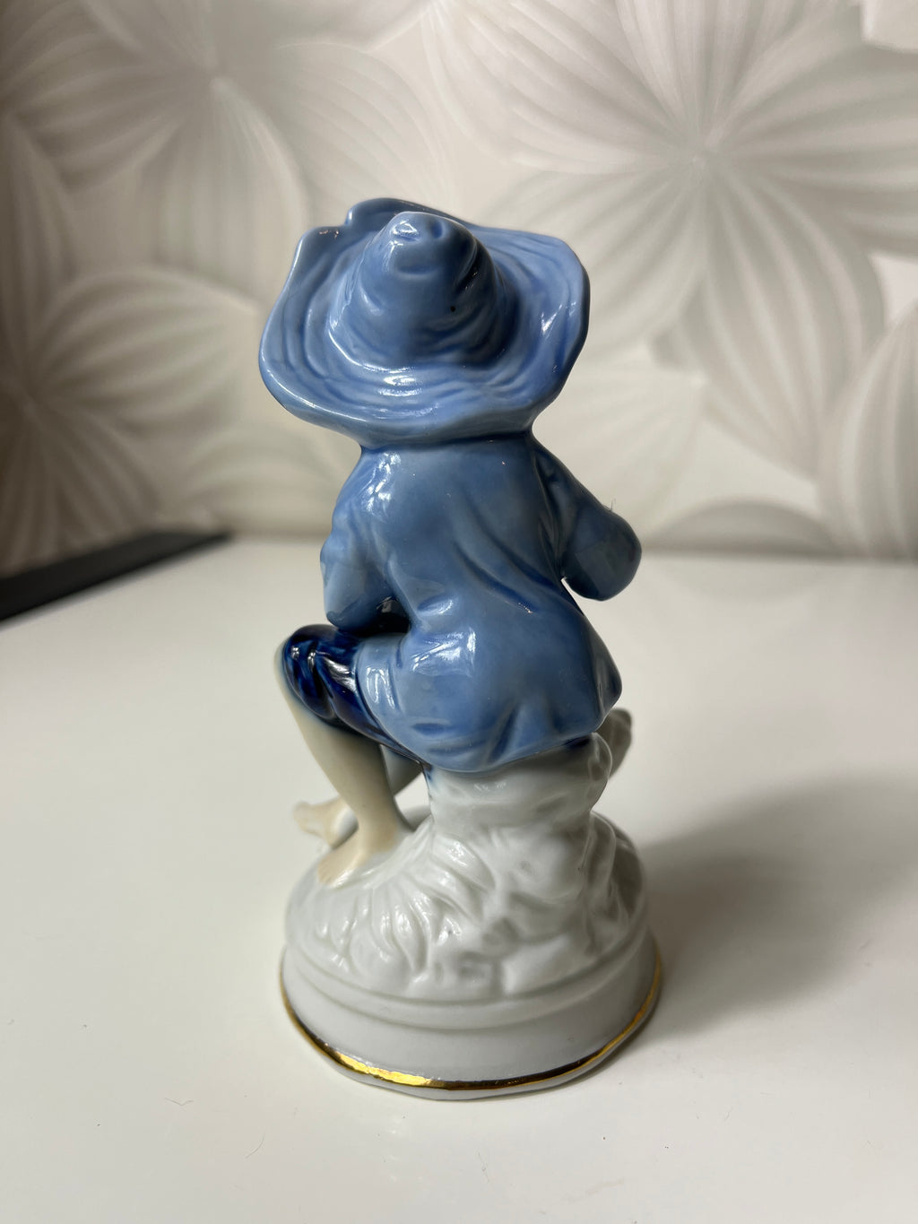 Porcelianinė berniuko su žąsimi figūrėlė