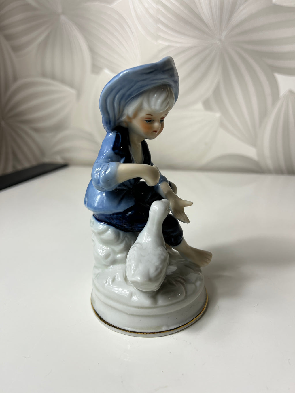 Porcelianinė berniuko su žąsimi figūrėlė
