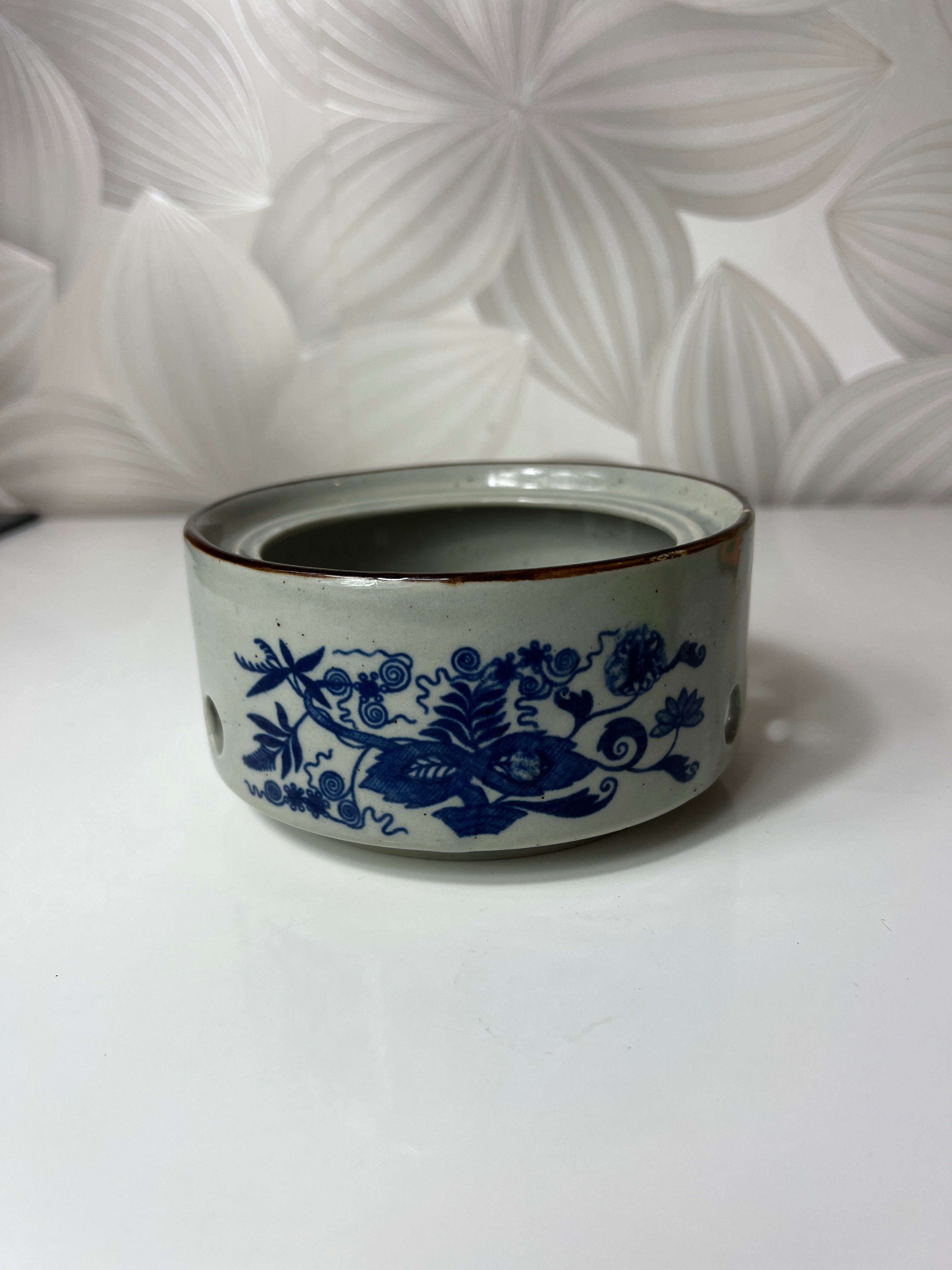 Žvakidė su mėlynomis gėlėmis