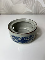 Žvakidė su mėlynomis gėlėmis