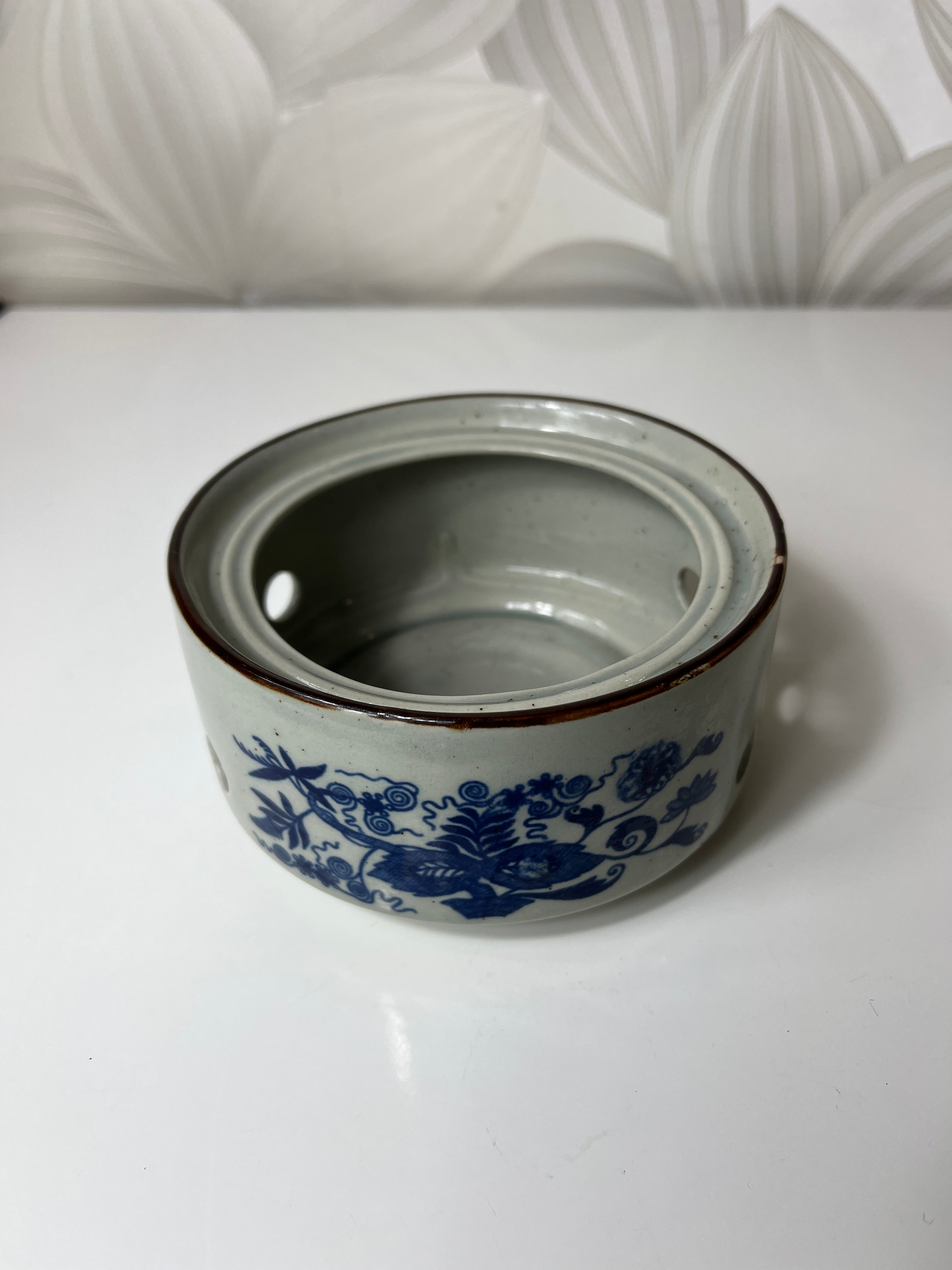 Žvakidė su mėlynomis gėlėmis