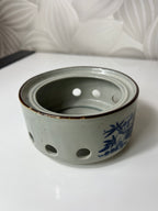 Žvakidė su mėlynomis gėlėmis