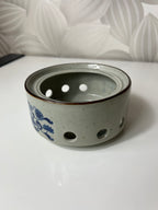 Žvakidė su mėlynomis gėlėmis