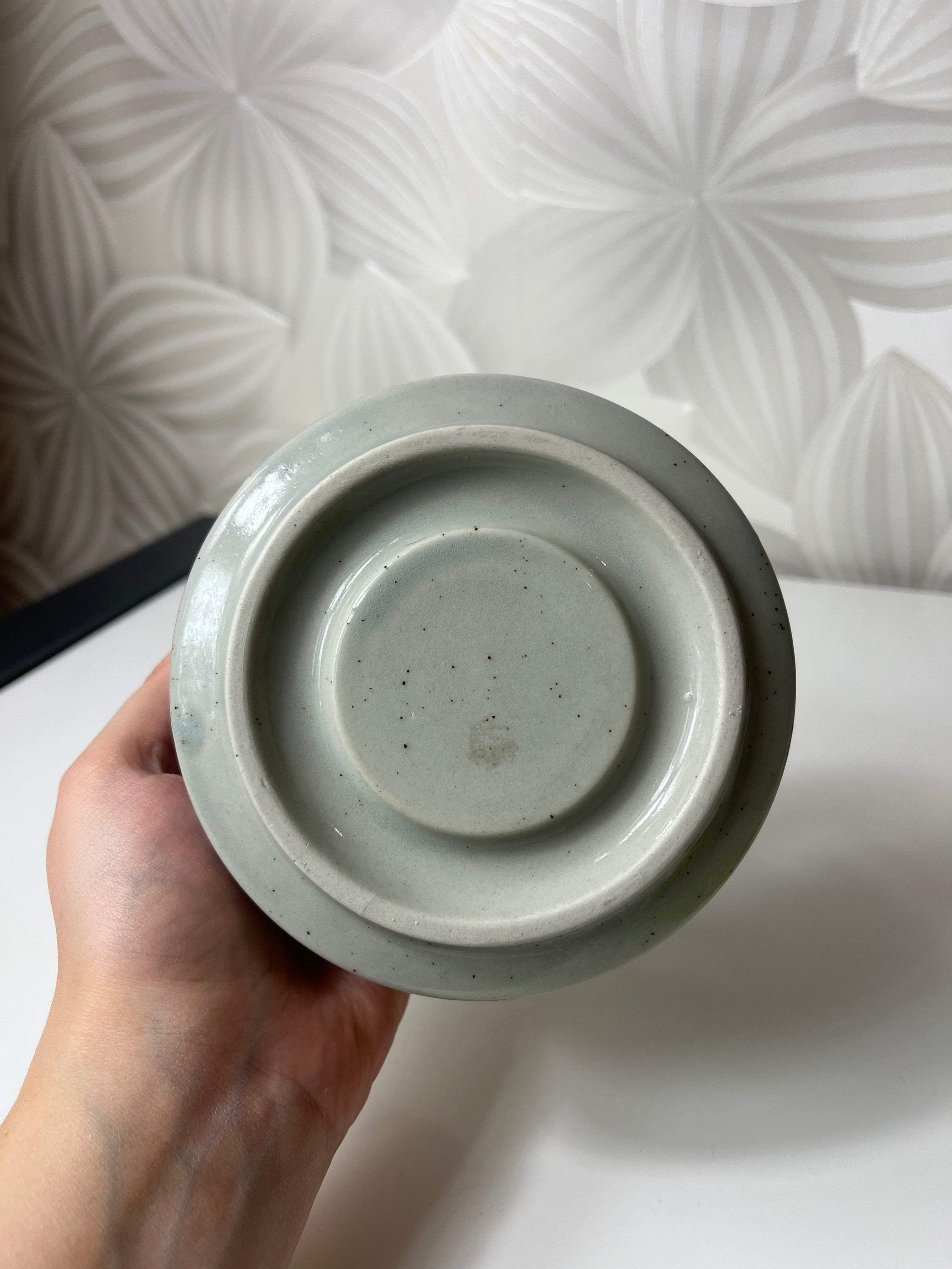 Žvakidė su mėlynomis gėlėmis