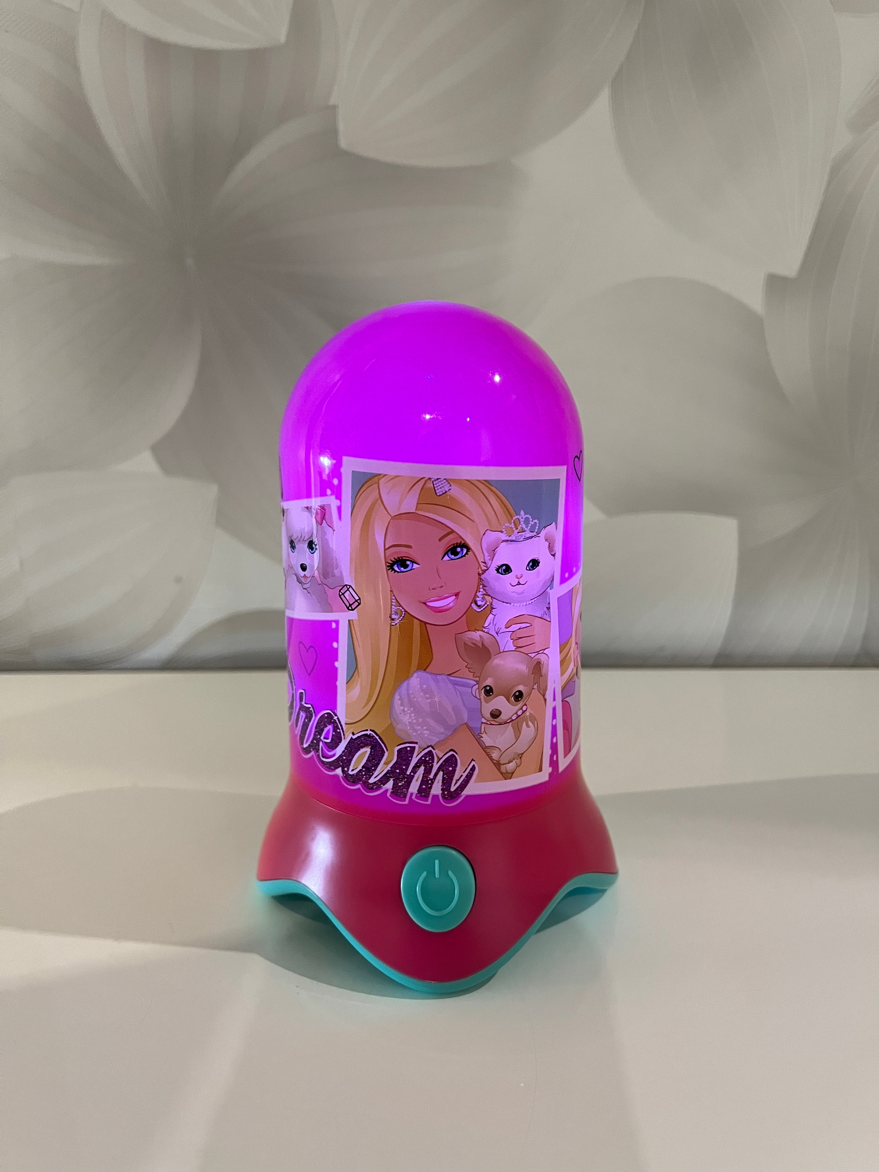 Keičianti spalvas lempa su „Barbie“