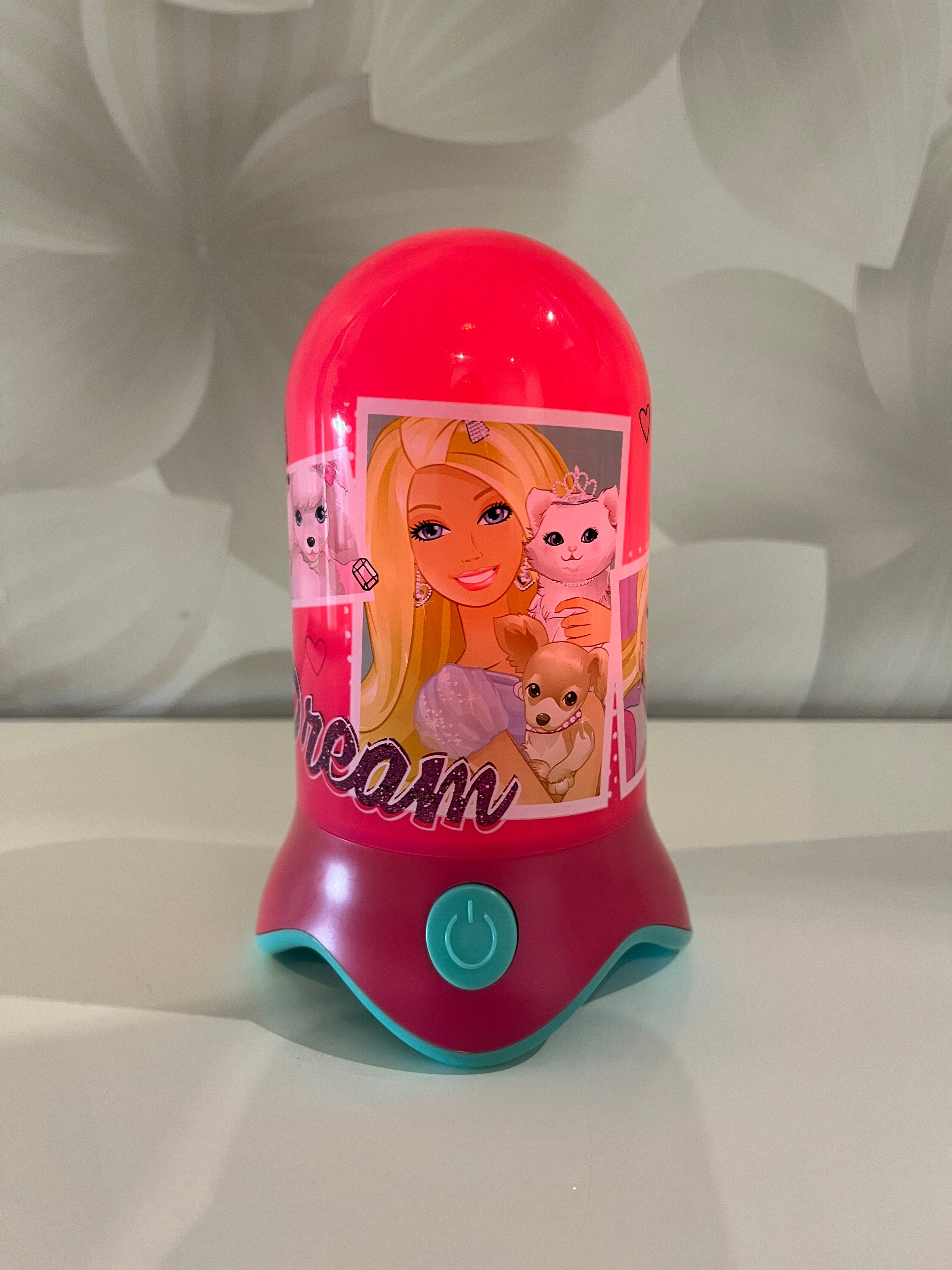 Keičianti spalvas lempa su „Barbie“