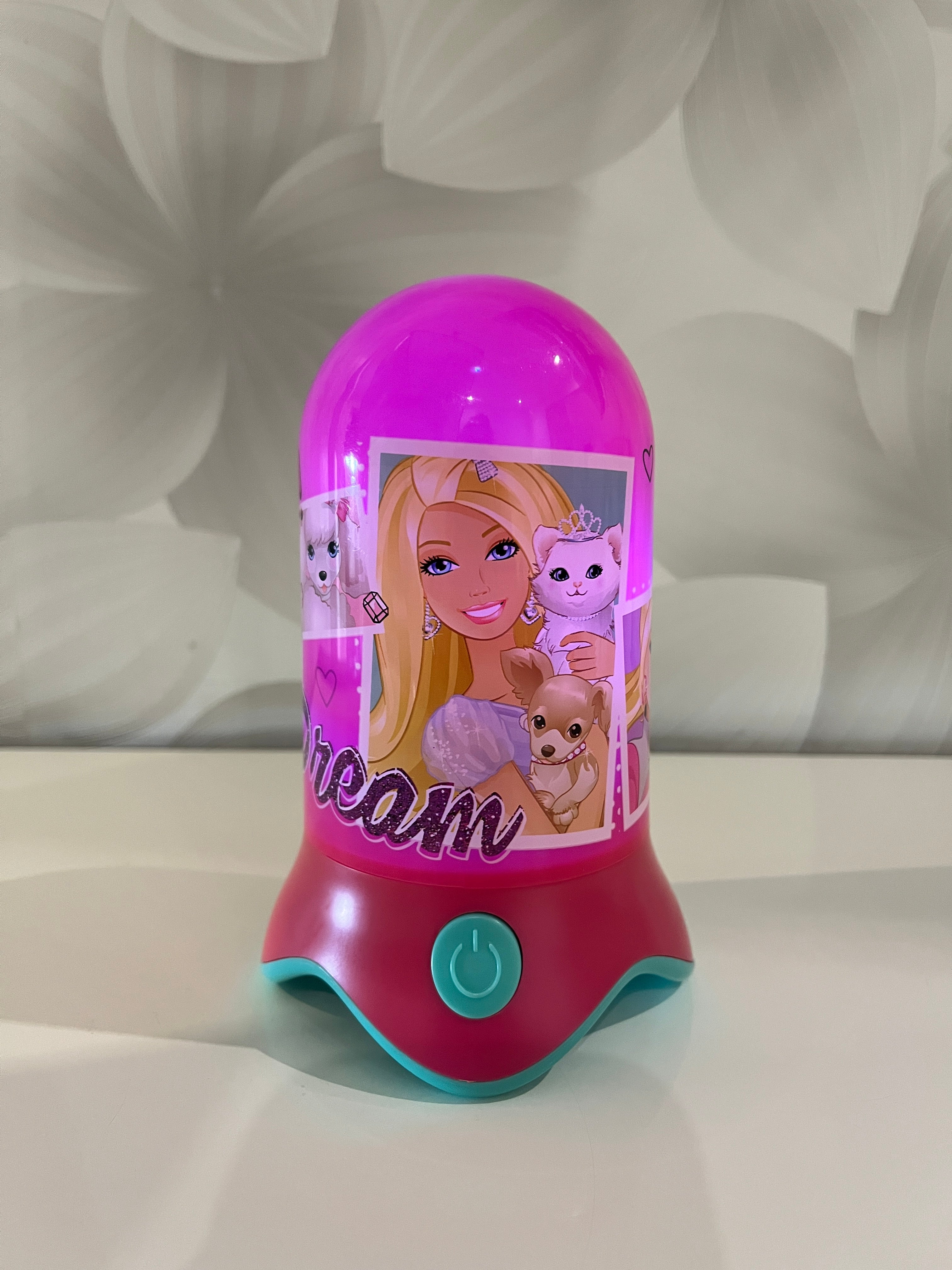 Keičianti spalvas lempa su „Barbie“