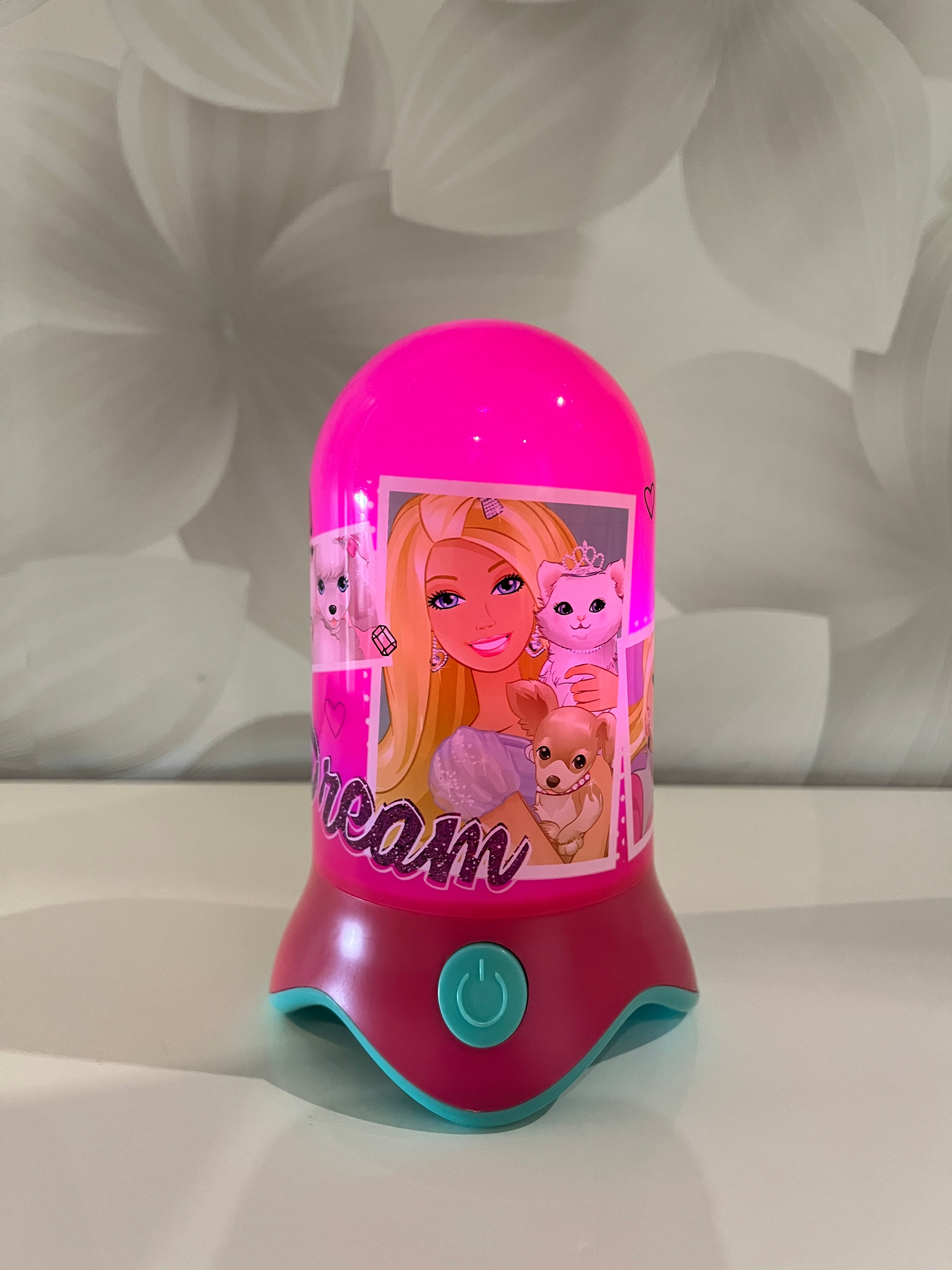 Keičianti spalvas lempa su „Barbie“