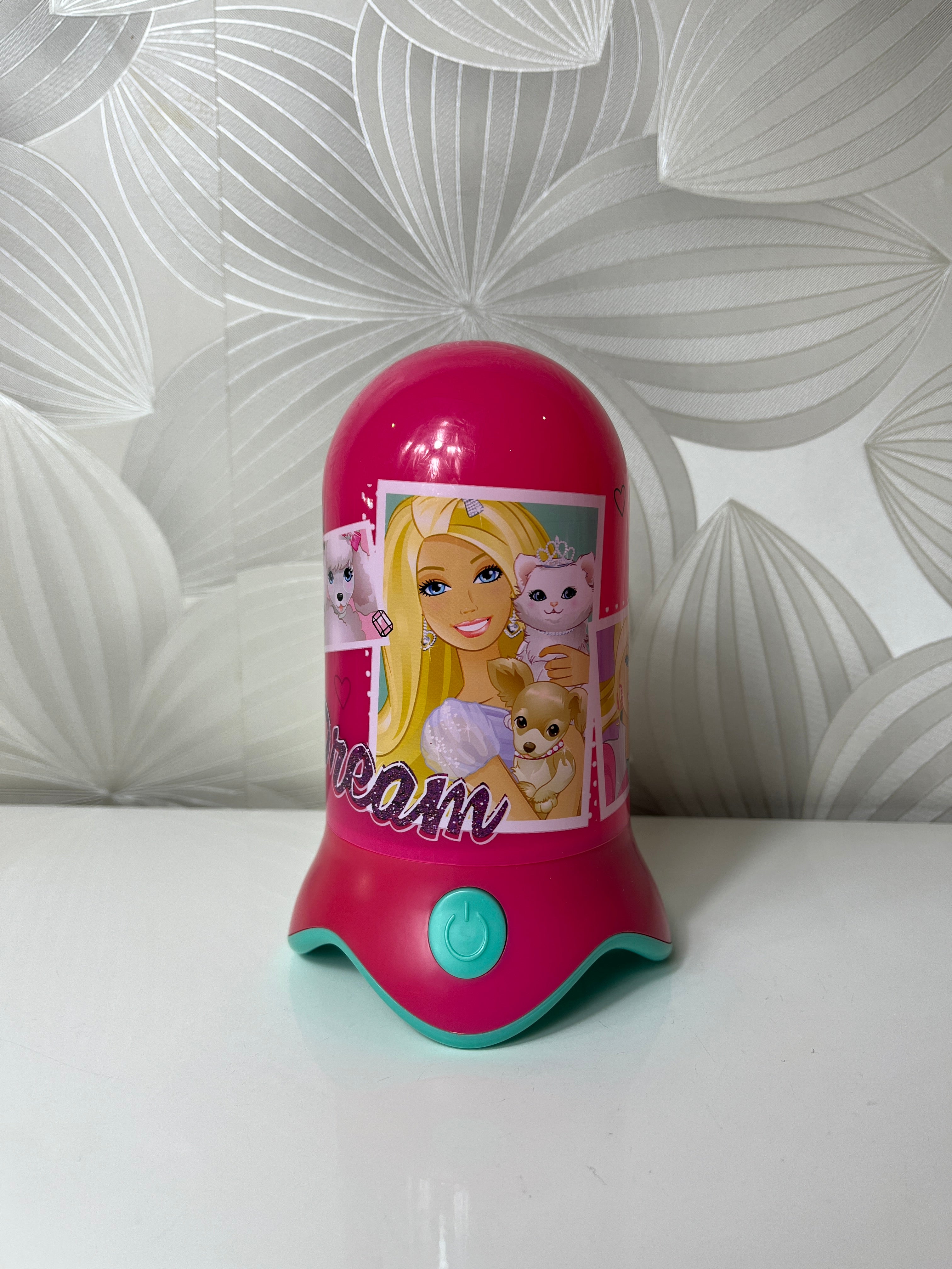 Keičianti spalvas lempa su „Barbie“