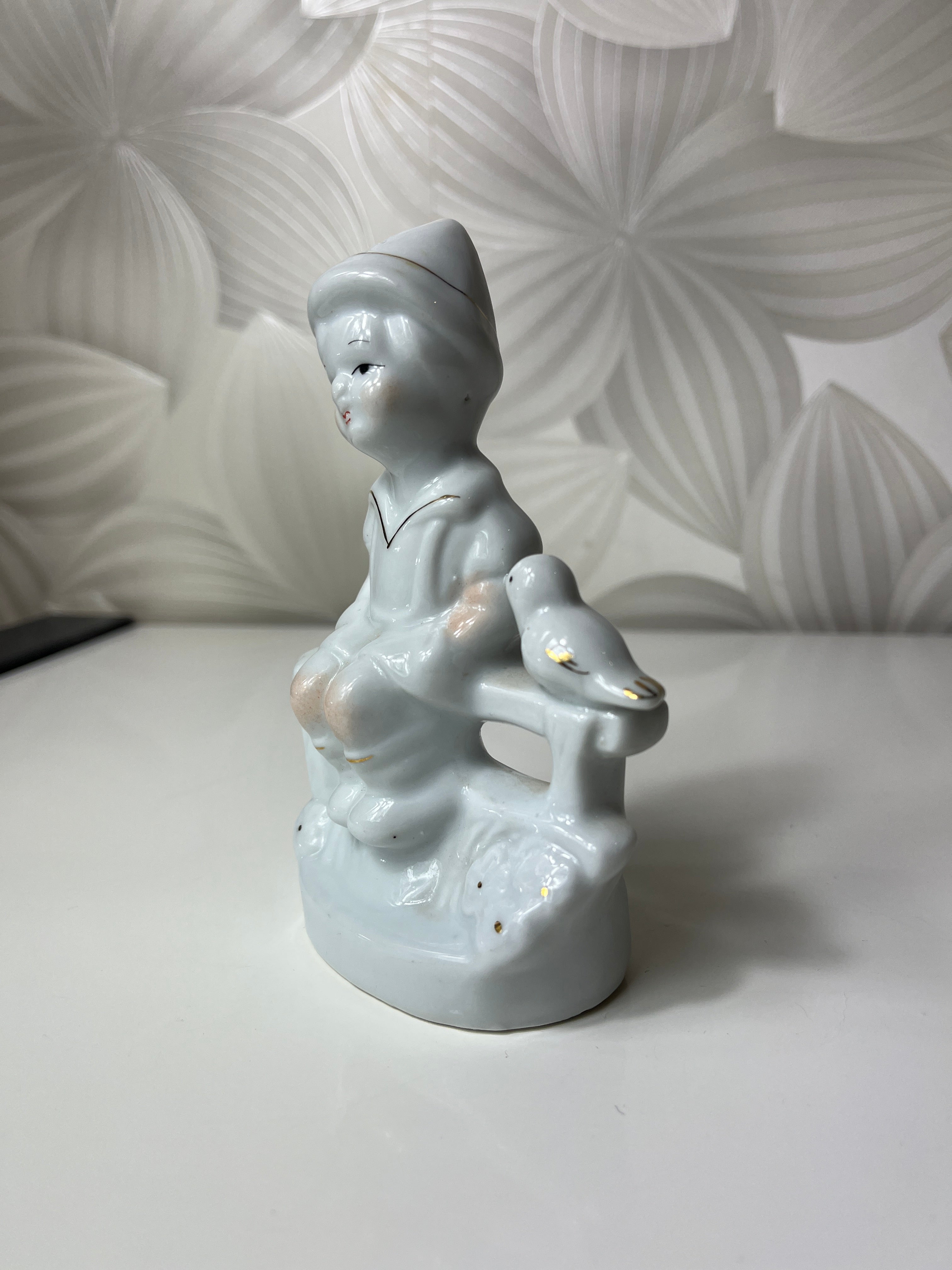 Porcelianinė figūrėlė „Vaikas su paukšteliu“